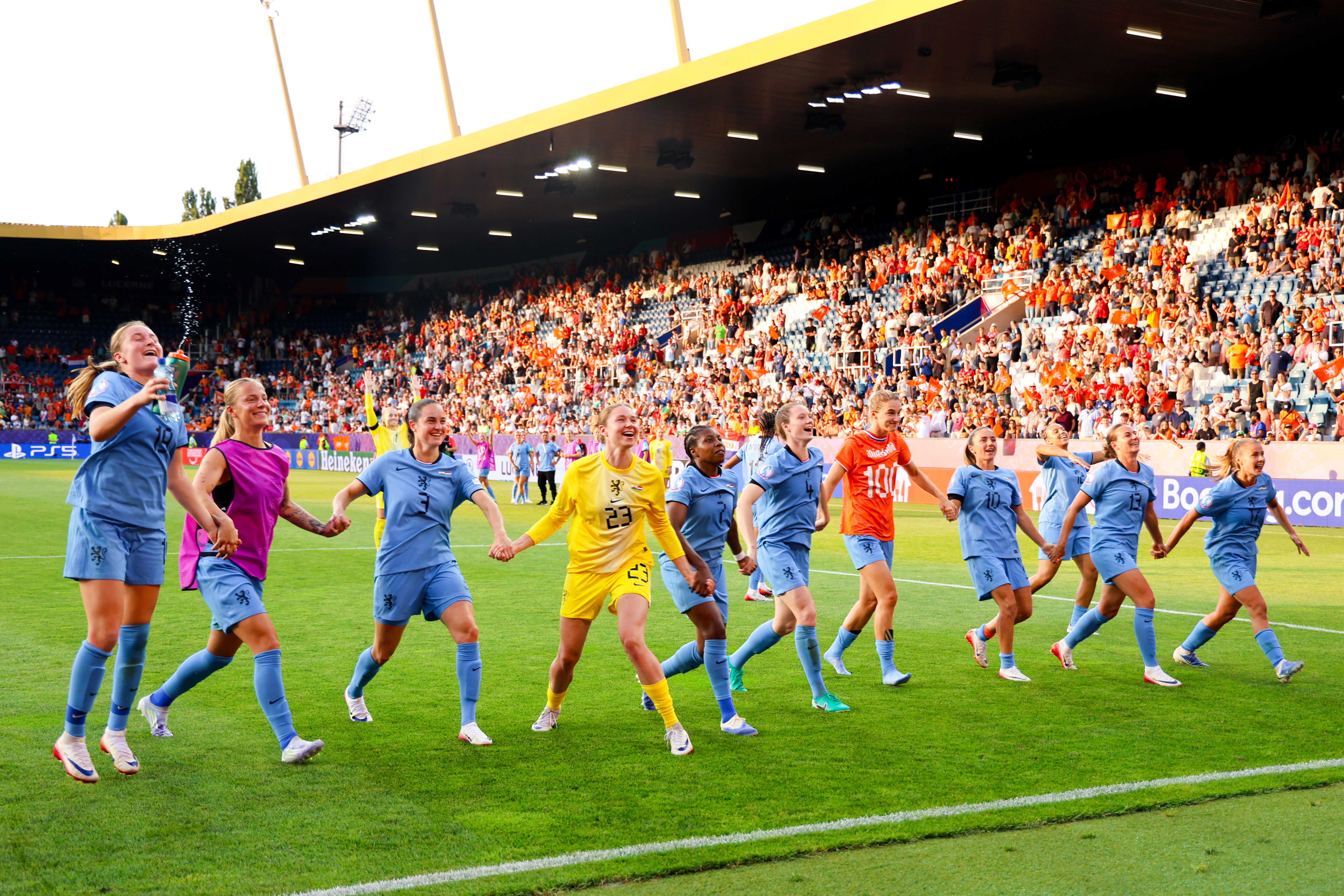 De OranjeLeeuwinnen vieren de zege op Wales met de Oranje-fans