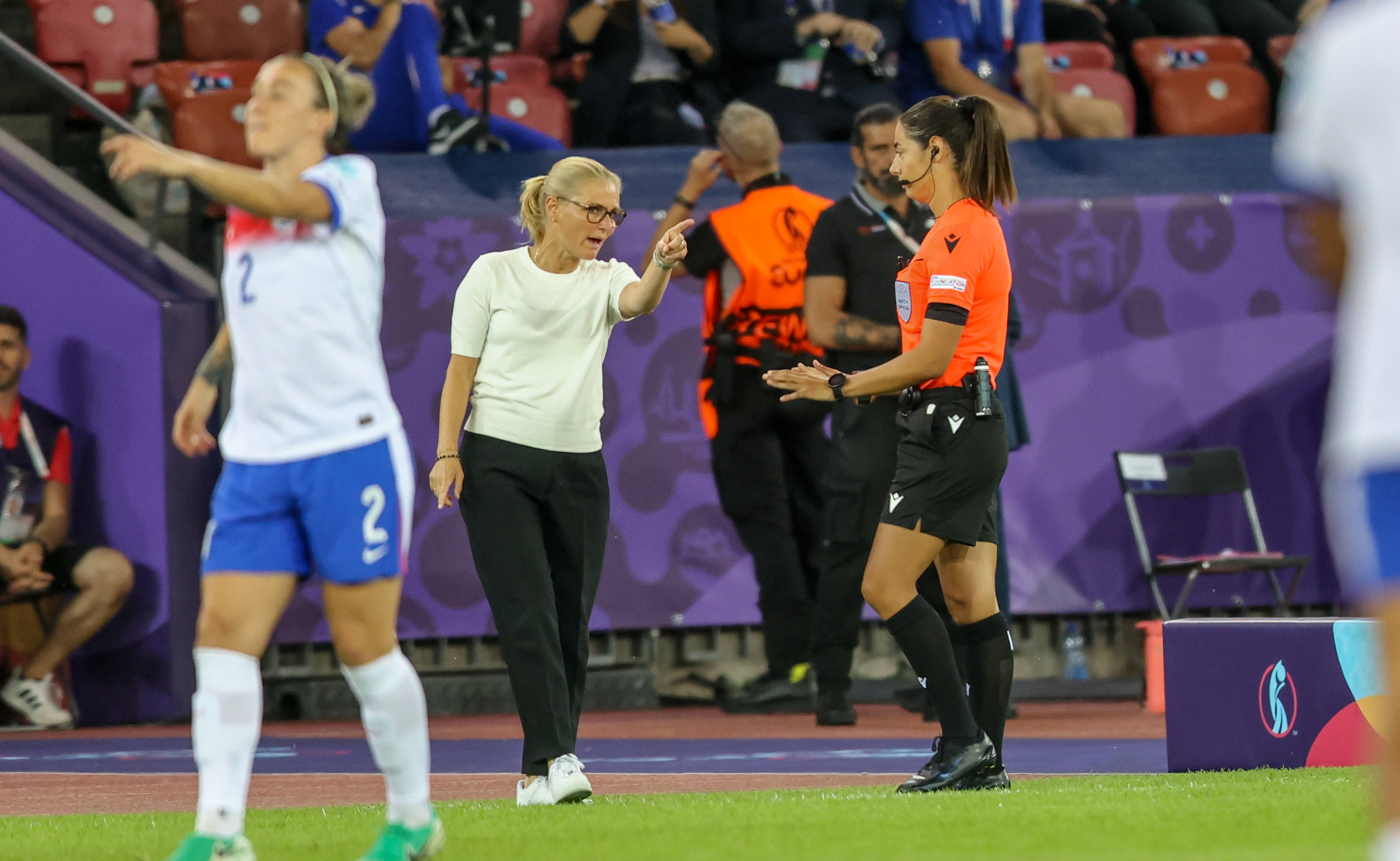 Sarina Wiegman in gesprek met de arbitrage