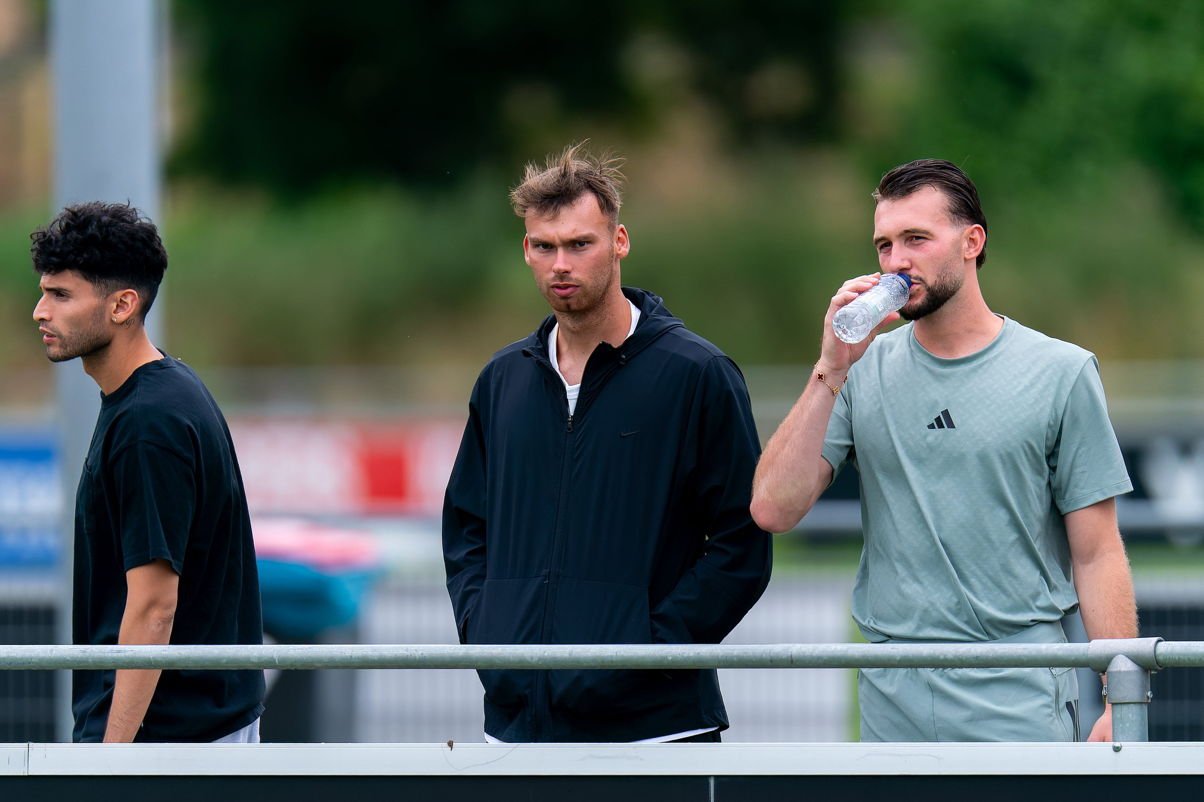 Kjell Peersman en Joël Drommel langs de lijn bij PSV