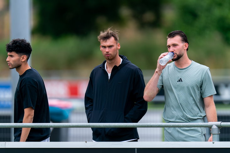 Kjell Peersman en Joël Drommel langs de lijn bij PSV
