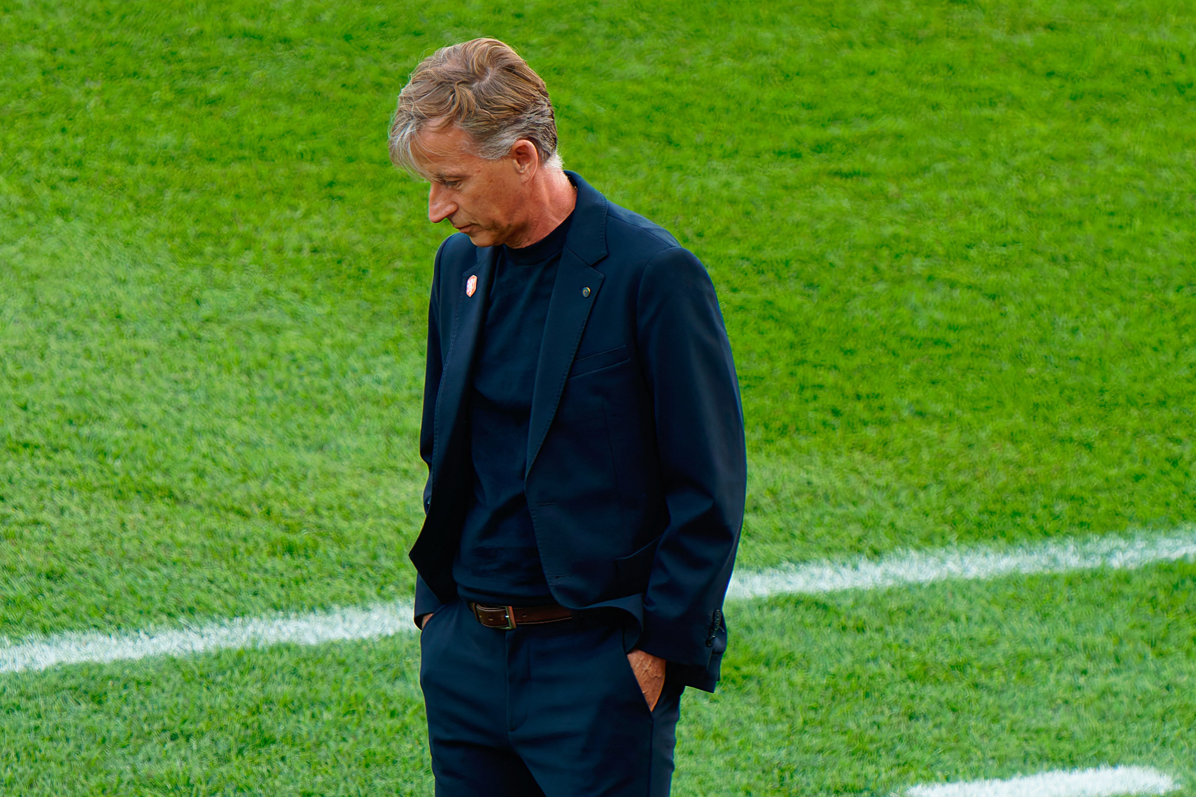 Andries Jonker kijkt naar de grond