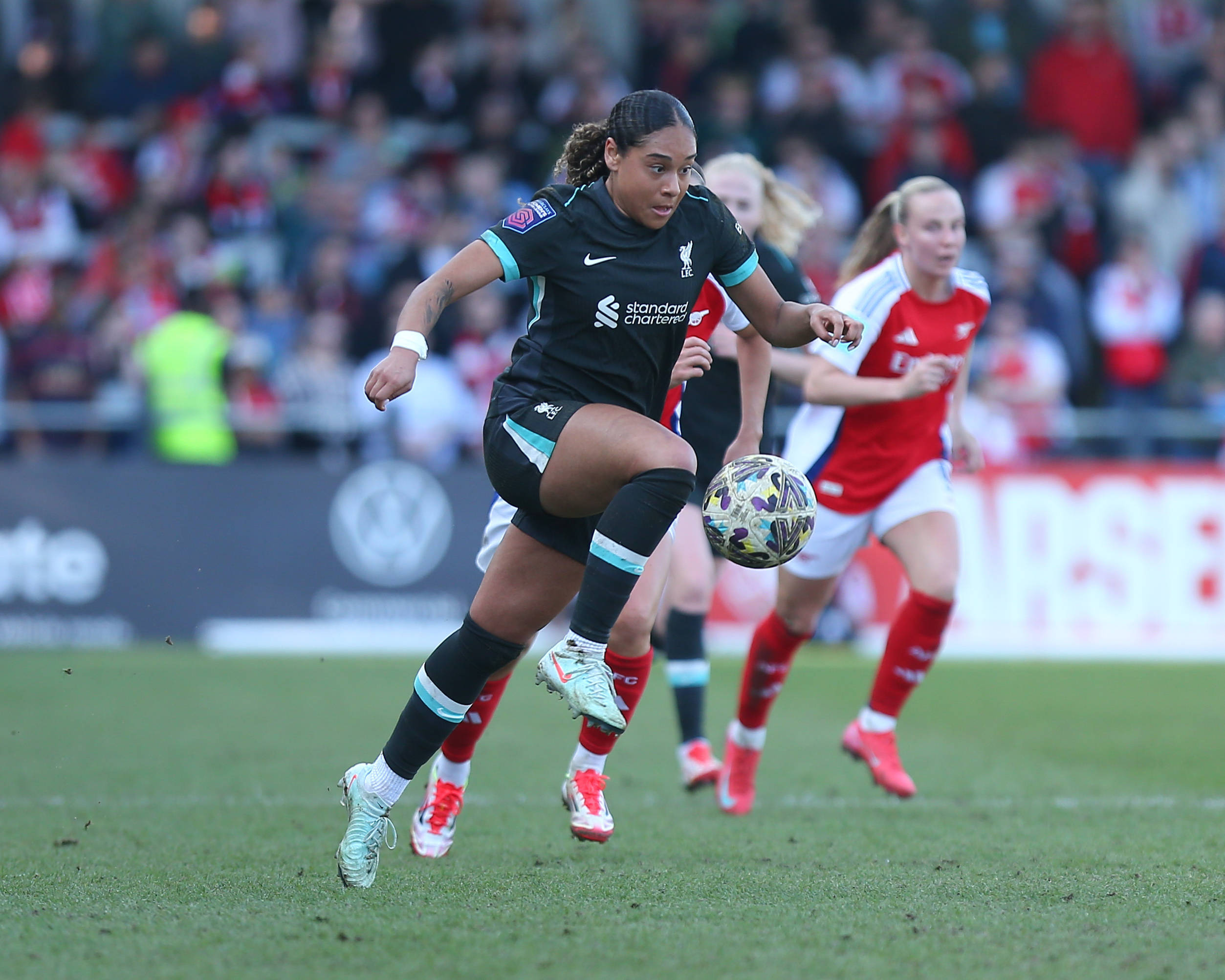 Olivia Smith (Liverpool) in actie tegen Arsenal