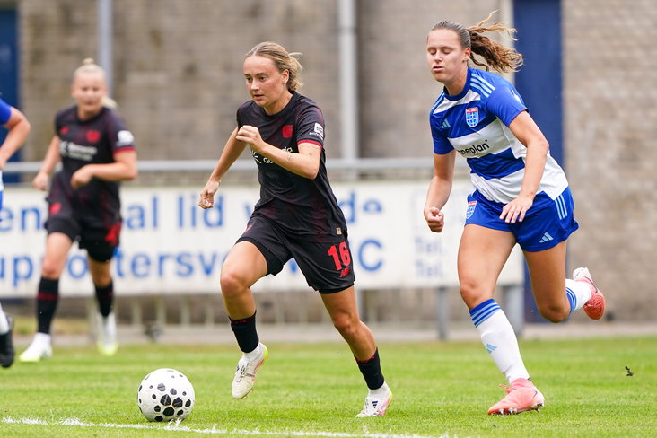 Maud Rutgers (PEC Zwolle, rechts) in het duel met Bayer Leverkusen