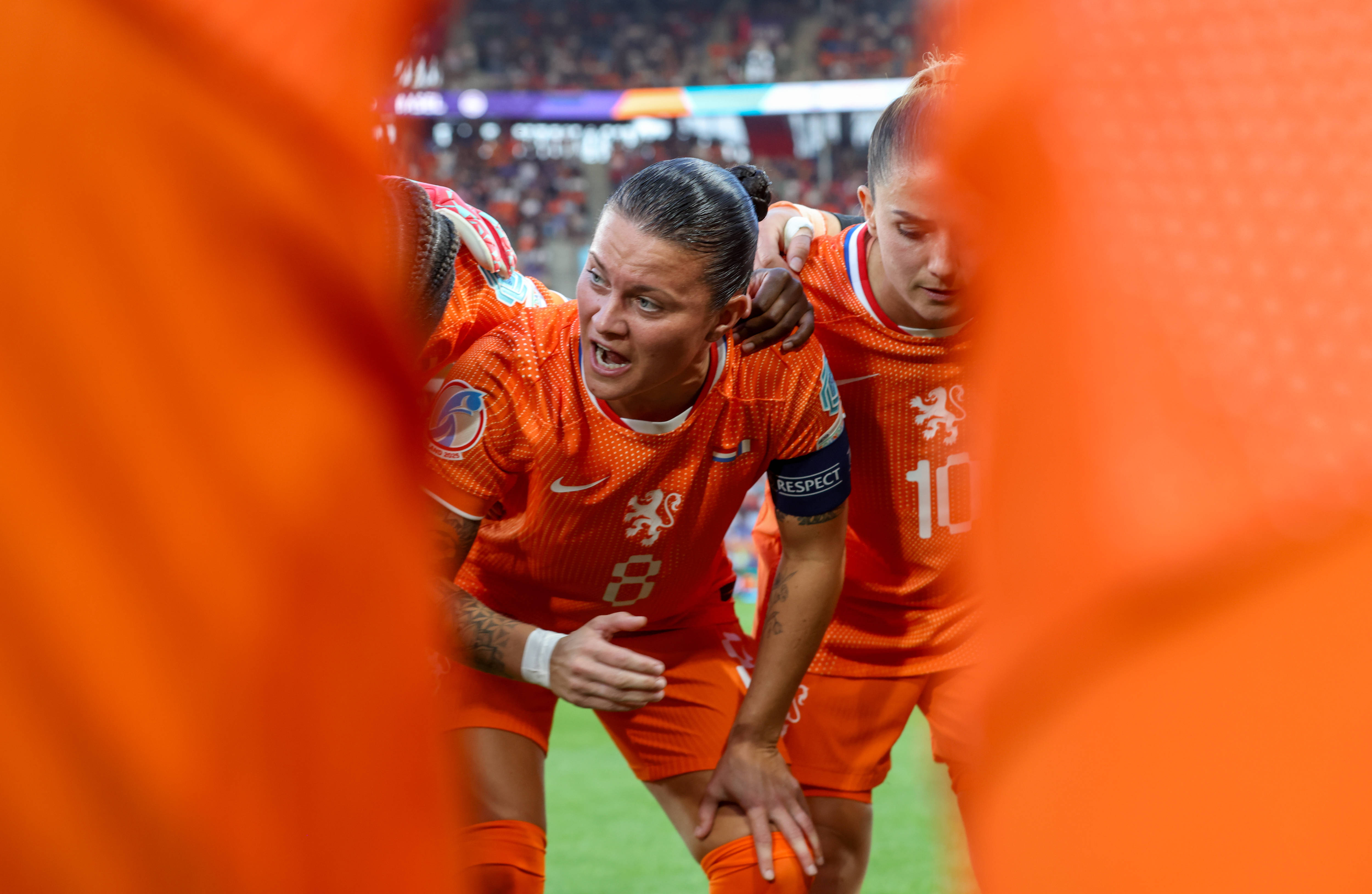 Sherida Spitse spreekt de OranjeLeeuwinnen toe