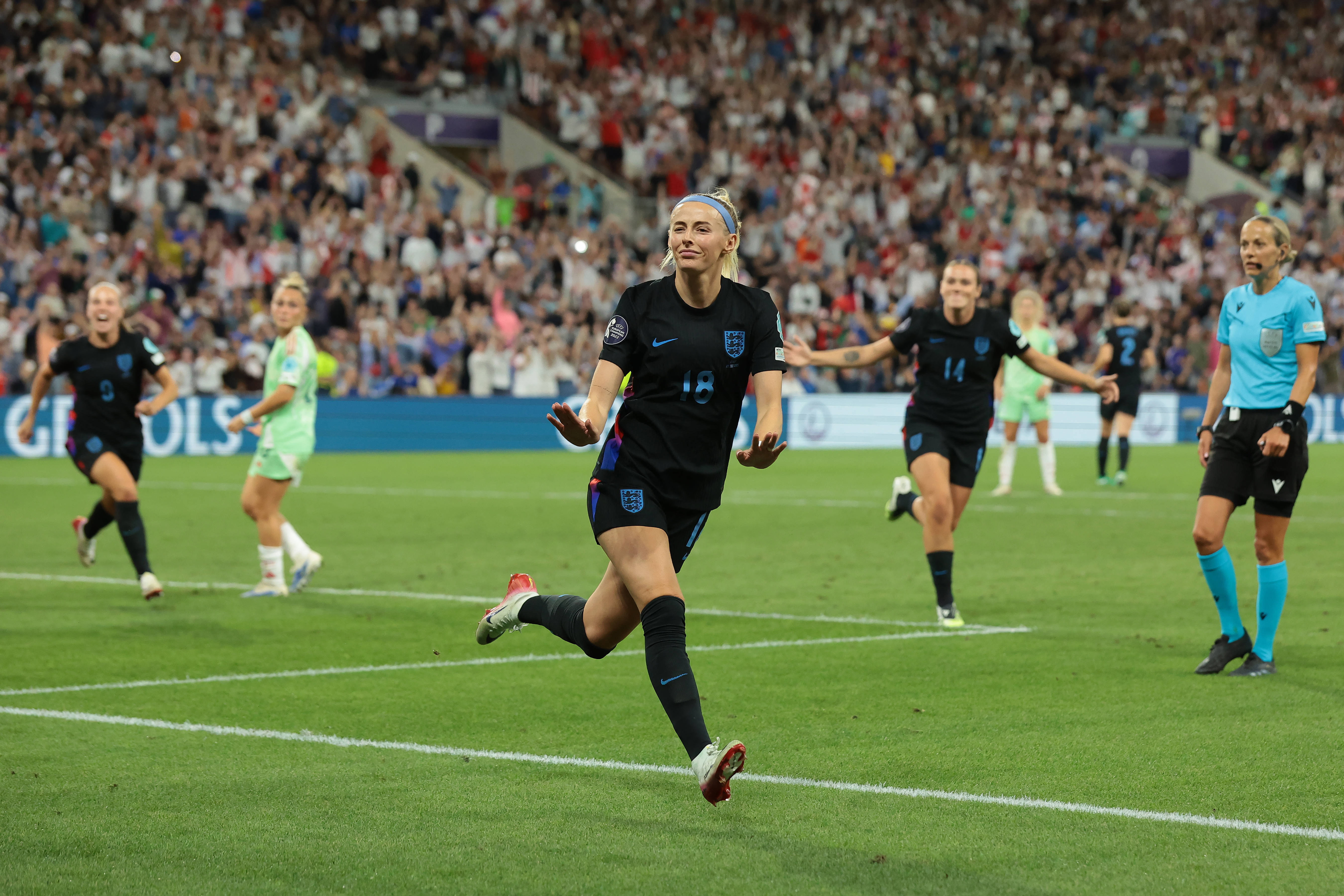 Chloe Kelly juicht na haar winnende goal in de halve finale van het EK