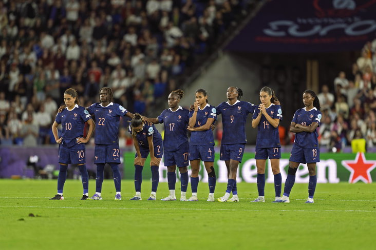 De speelsters van Frankrijk tijdens de penaltyserie tegen Duitsland