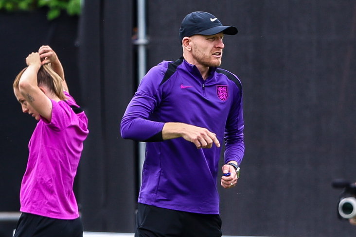 Arjan Veurink op het trainingsveld bij Engeland