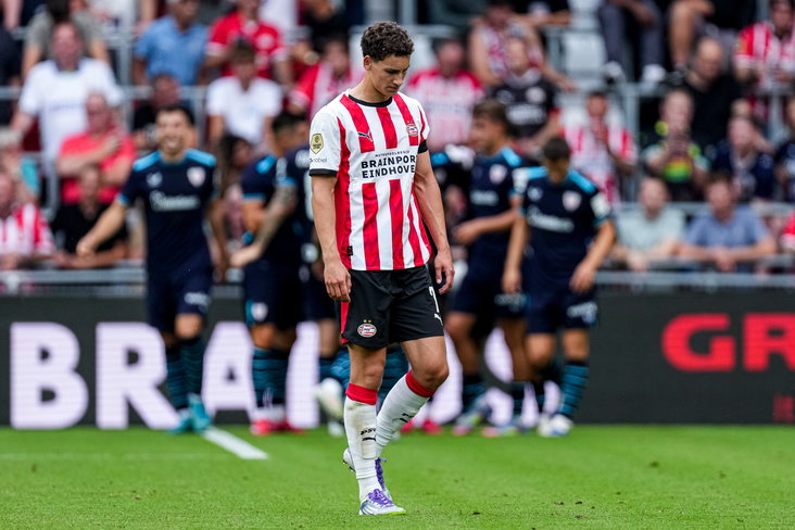 Ruben van Bommel baalt na een goal van Athletic Club Bilbao