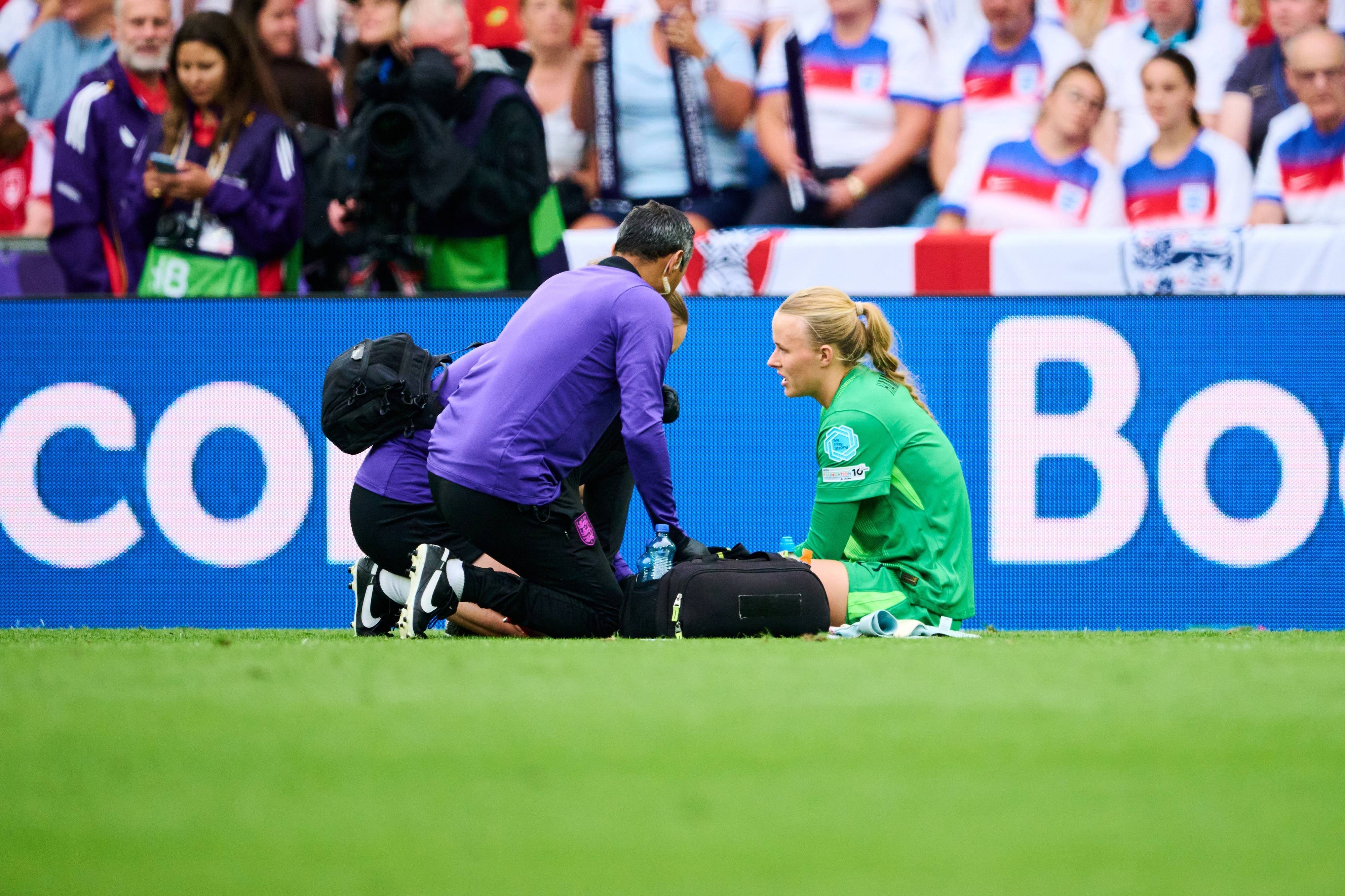 Hannah Hampton zit geblesseerd op het veld
