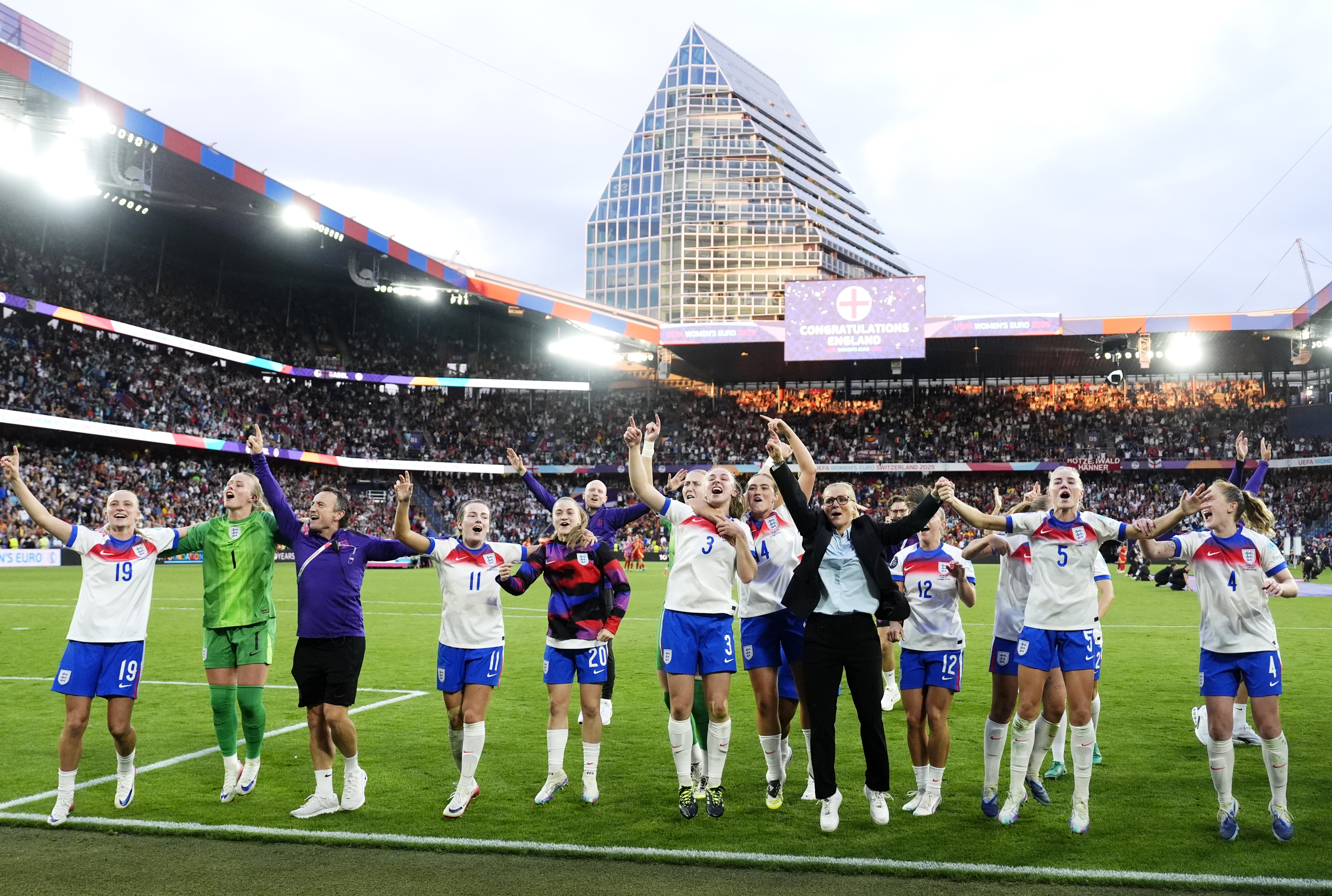 Sarina Wiegman juicht met de speelsters van Engeland