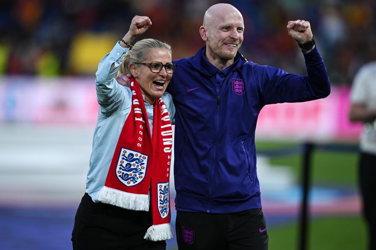 Sarina Wiegman en Arjan Veurink na het winnen van het EK 2025