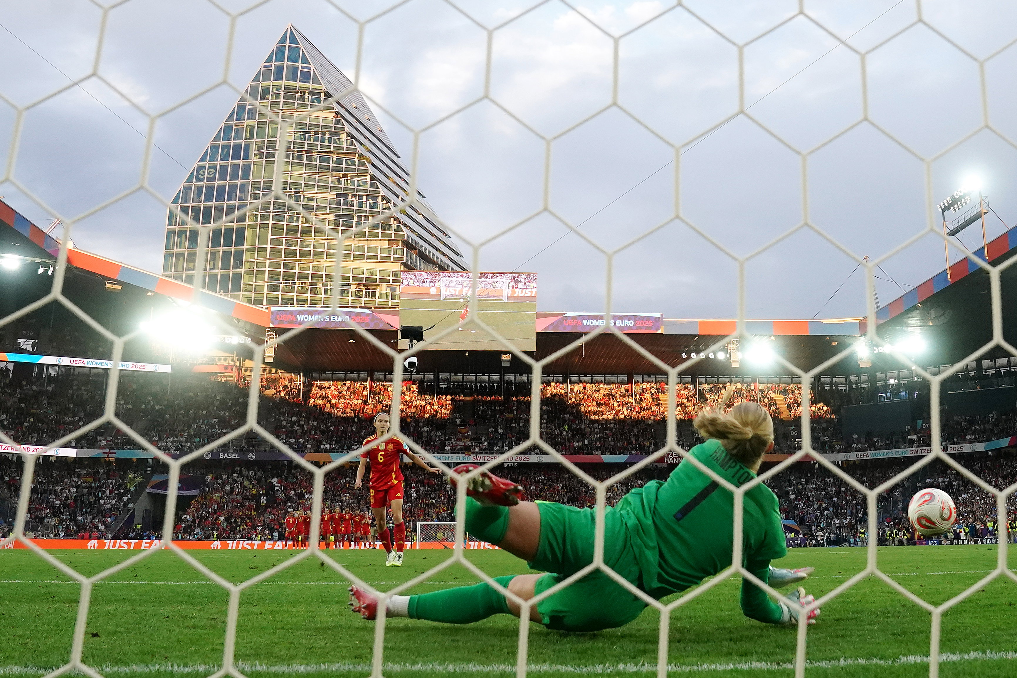 Hannah Hampton stopt de penalty van Aitana Bonmatí