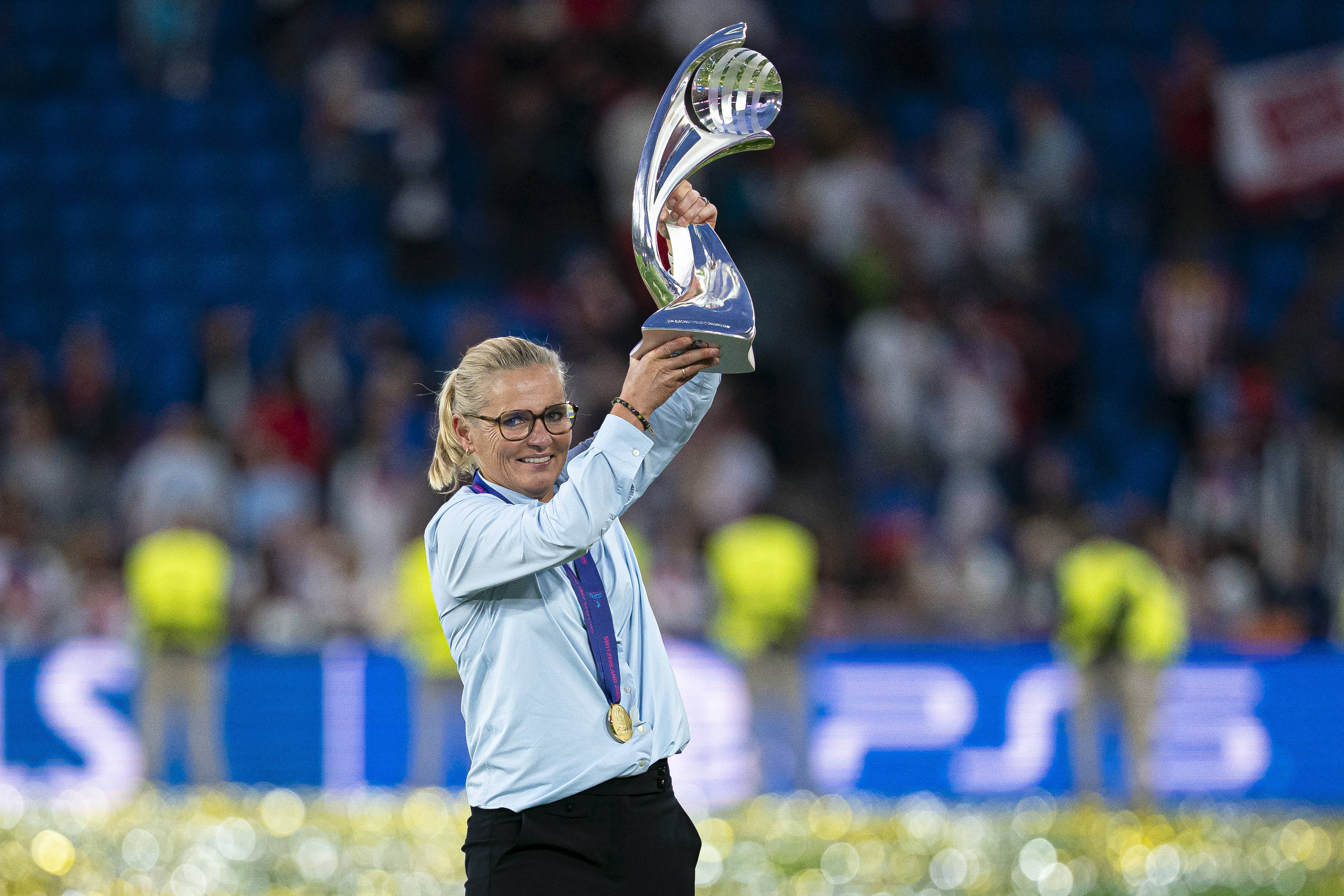 Sarina Wiegman met de EK-trofee