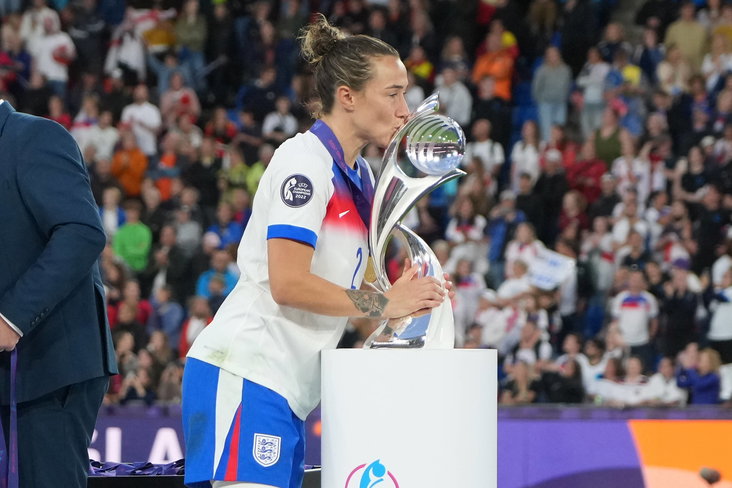 Lucy Bronze kust de EK-trofee