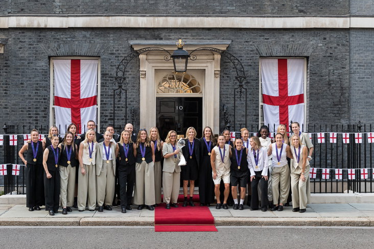 Sarina Wiegman en de Engelse selectie tijdens een bezoek aan 10 Downing Street