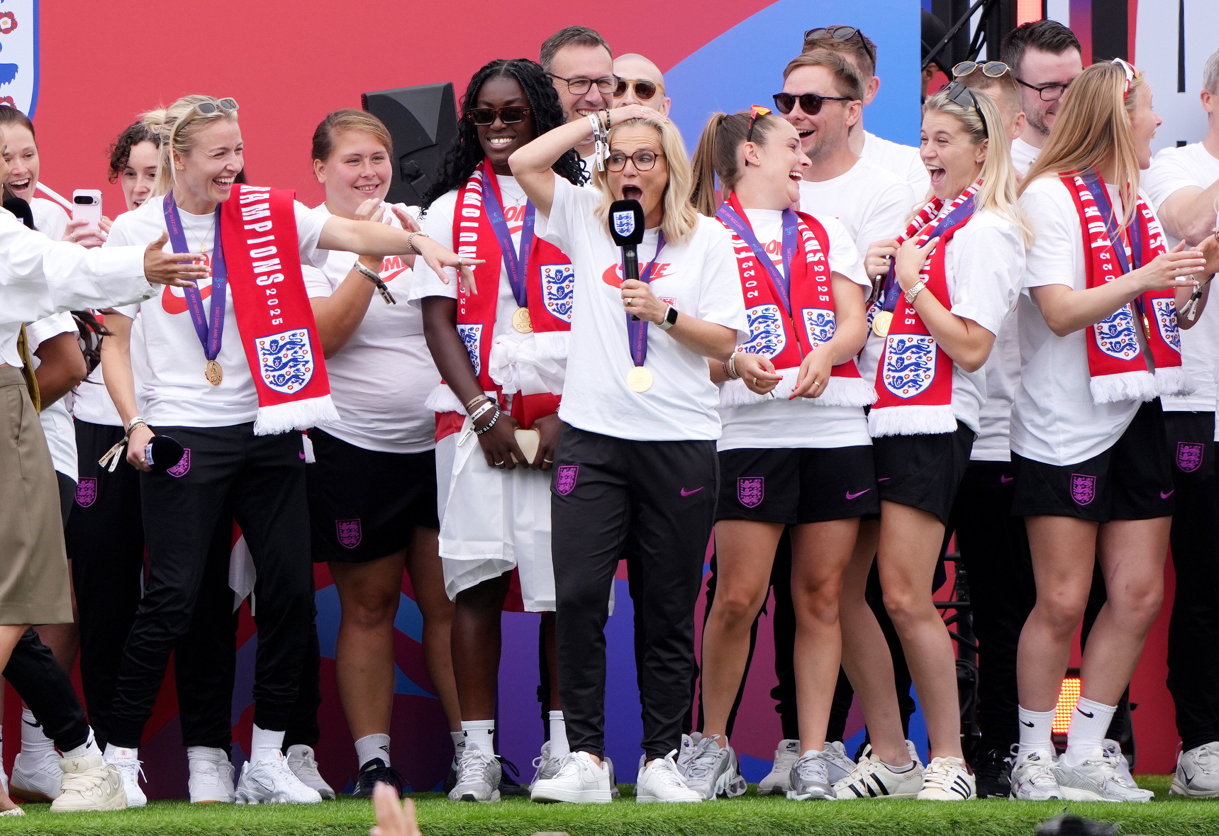 Sarina Wiegman wordt compleet verrast tijdens de huldiging