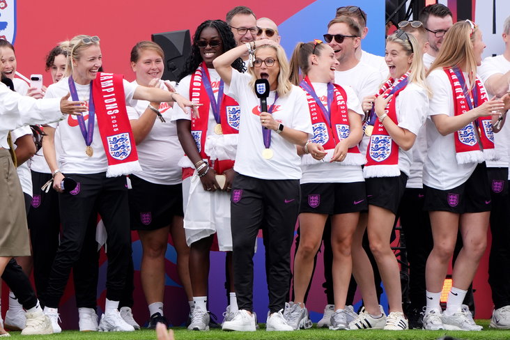 Sarina Wiegman wordt compleet verrast tijdens de huldiging