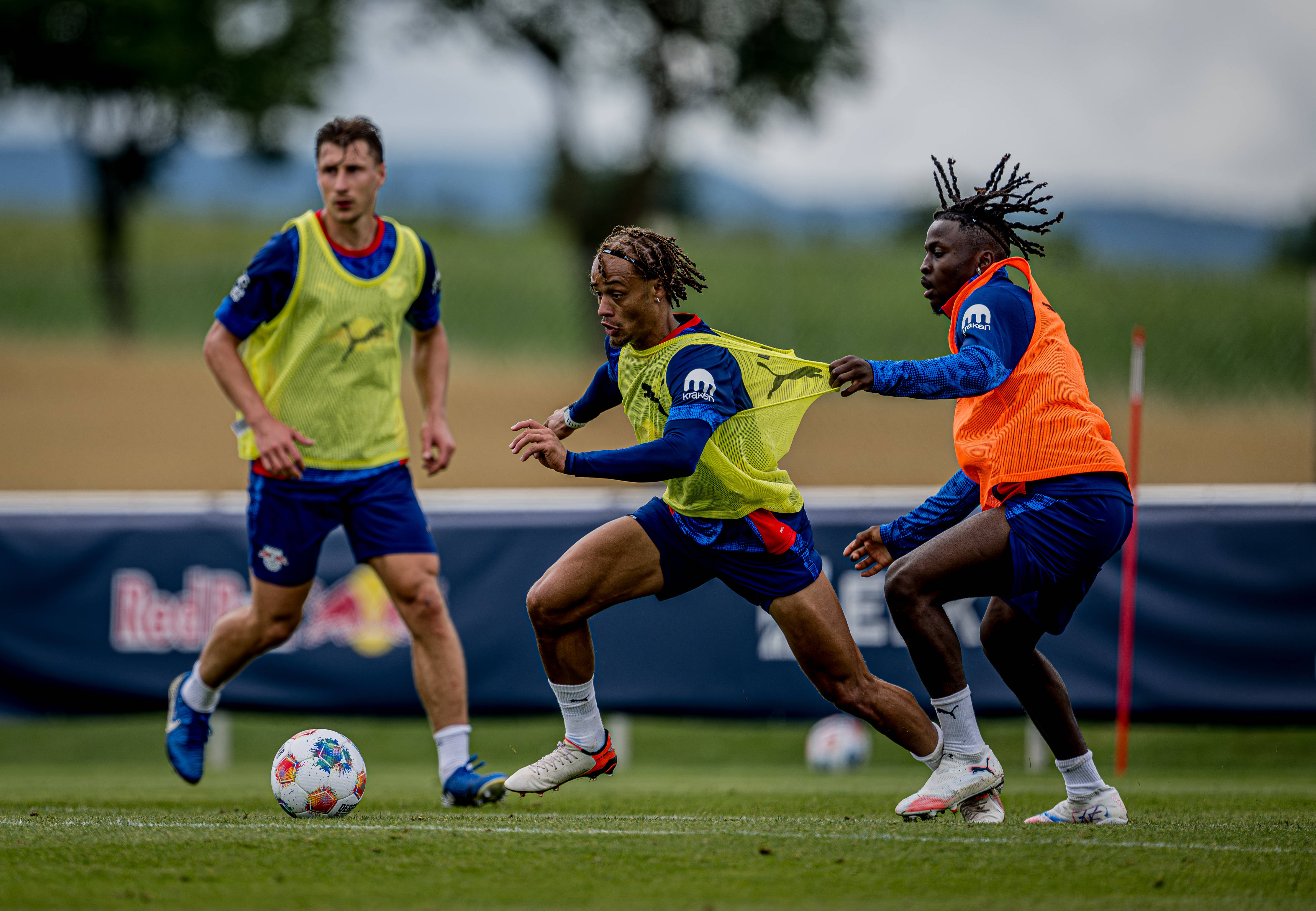 Xavi Simons en Johan Bakayoko op training