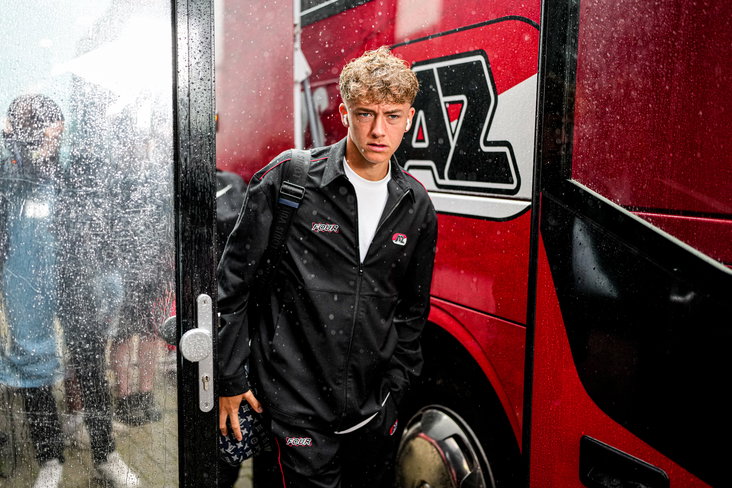 Sven Mijnans bij de spelersbus van AZ