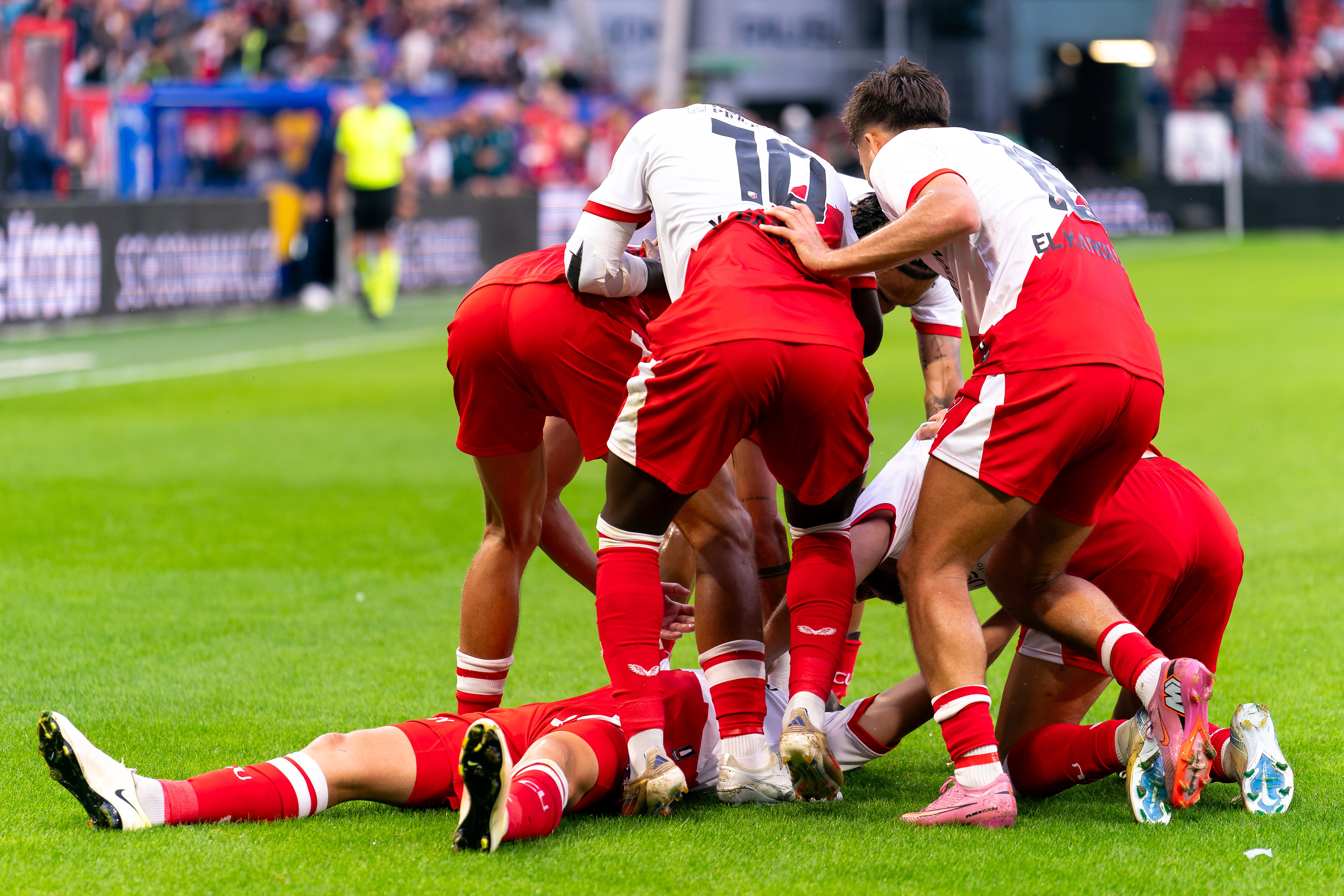 FC Utrecht juicht na een treffer tegen Sheriff Tiraspol