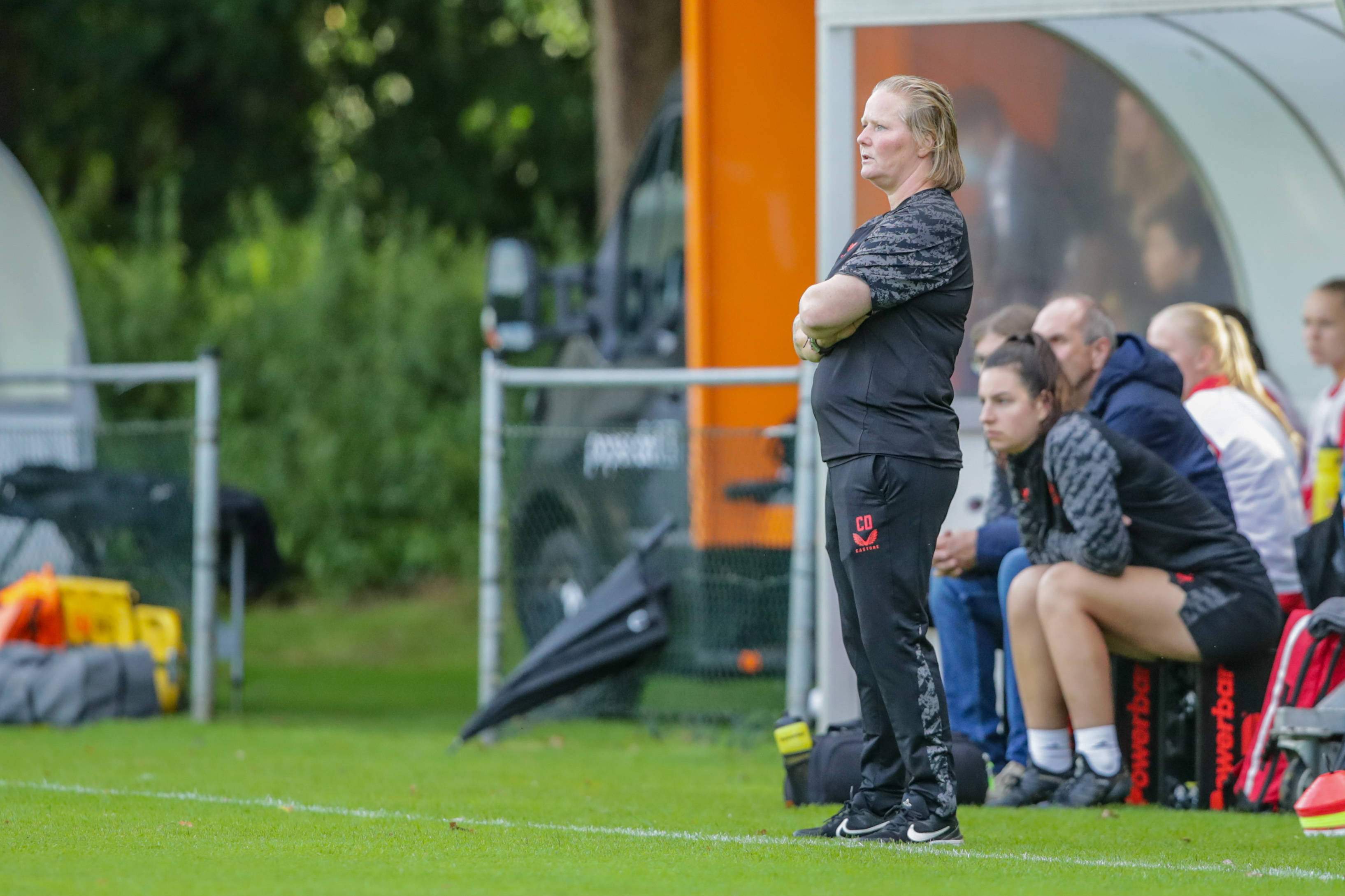 Corina Dekker langs de lijn bij FC Twente