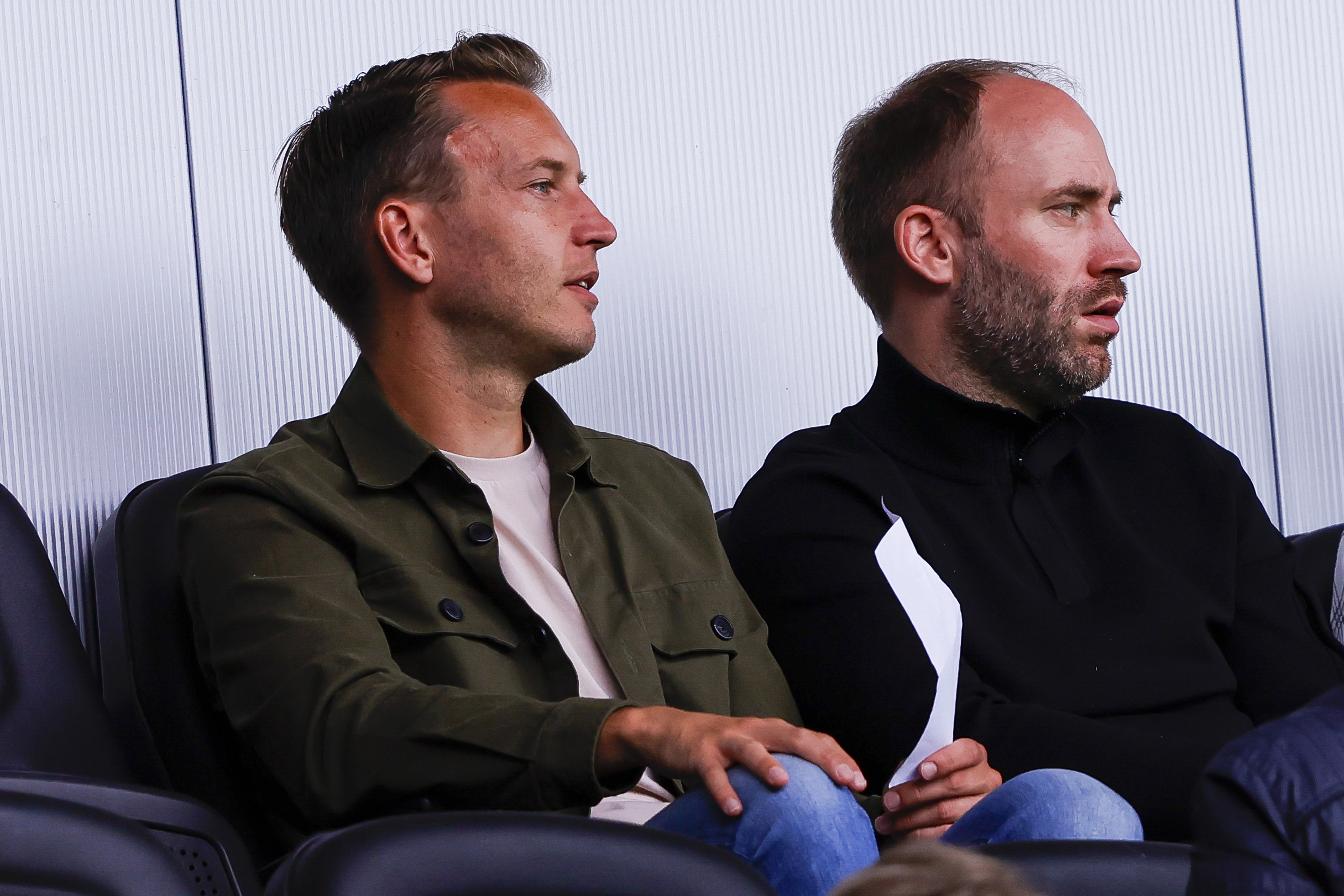 Dominique Scholten op de tribune bij Heracles Almelo