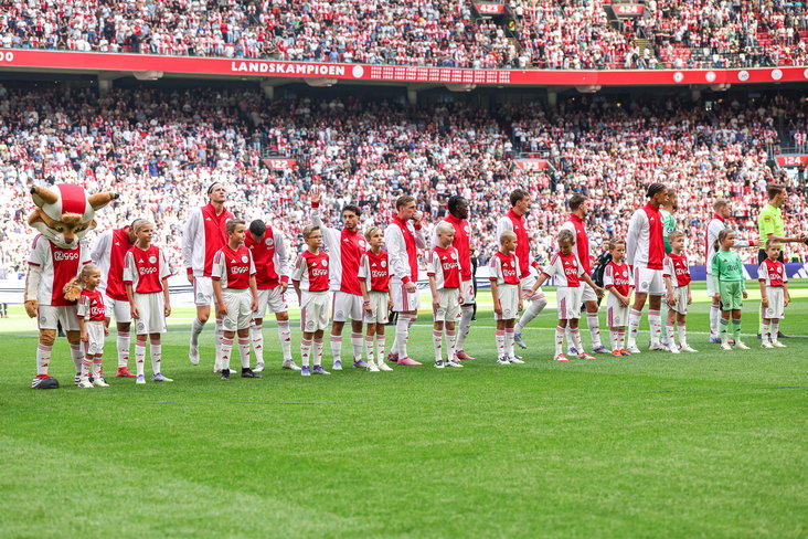 Spelers van Ajax voor het duel met Telstar