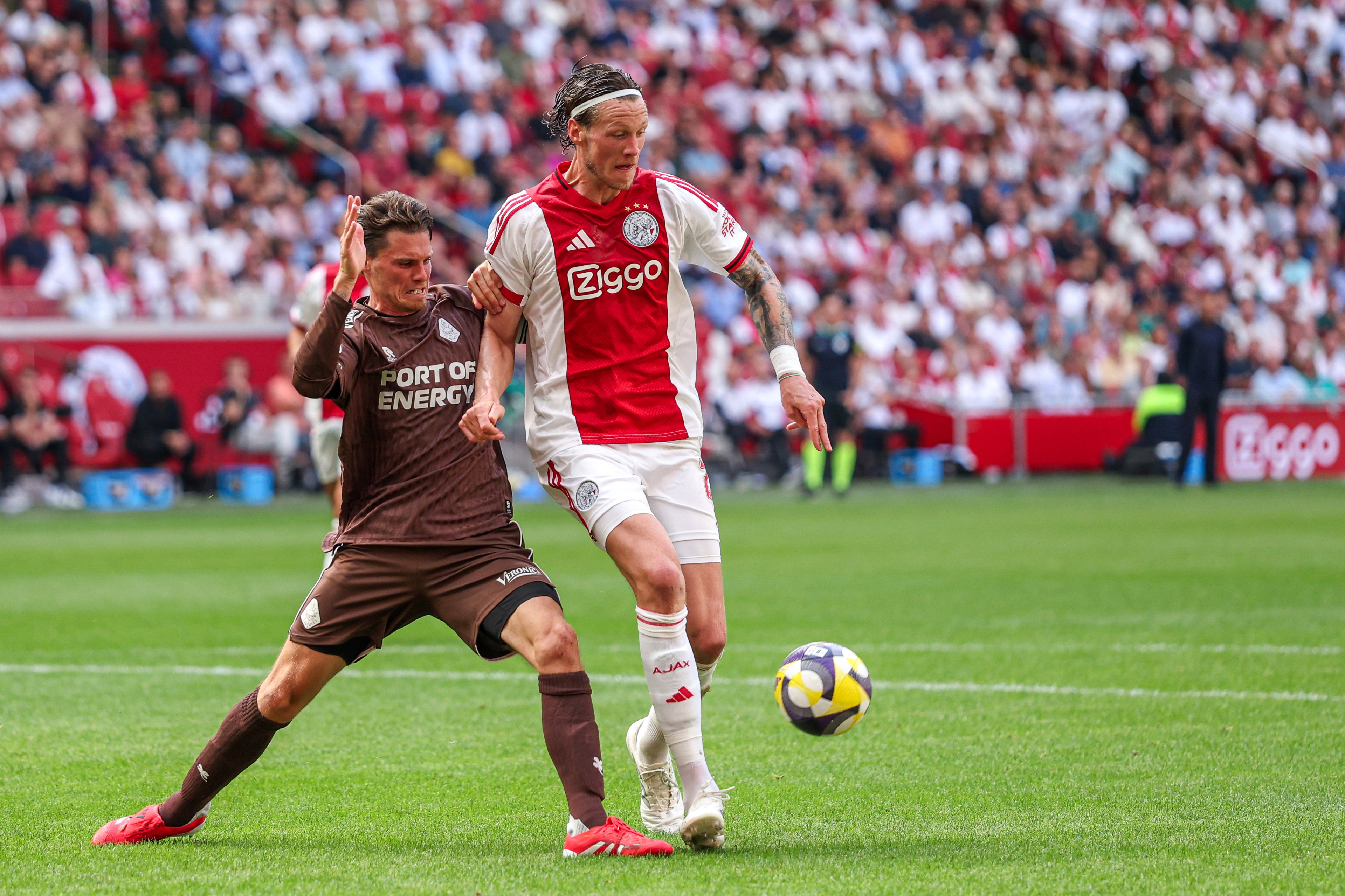 Danny Bakker in duel met Wout Weghorst