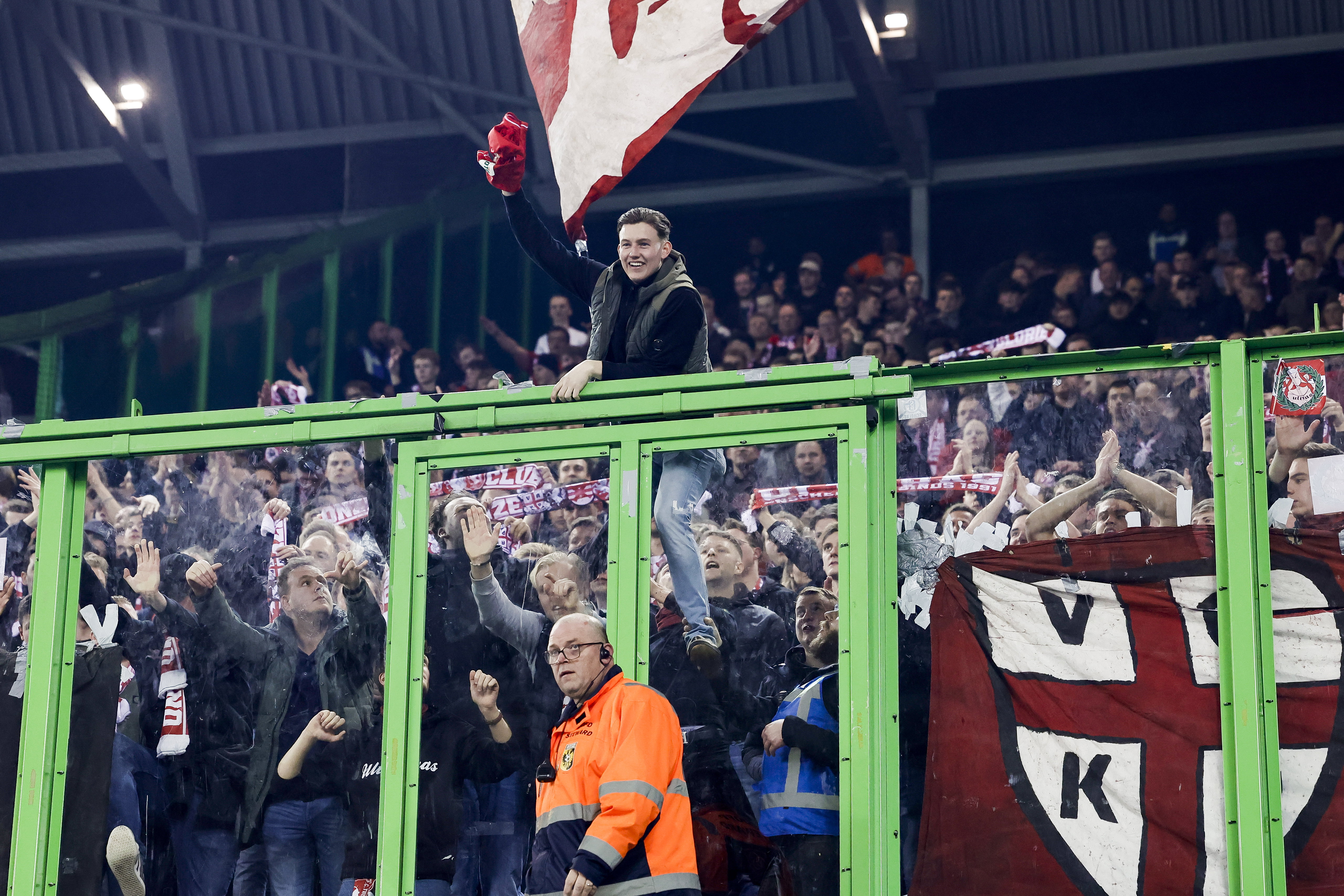 FC Twente-fans in het uitvak op bezoek bij Vitesse