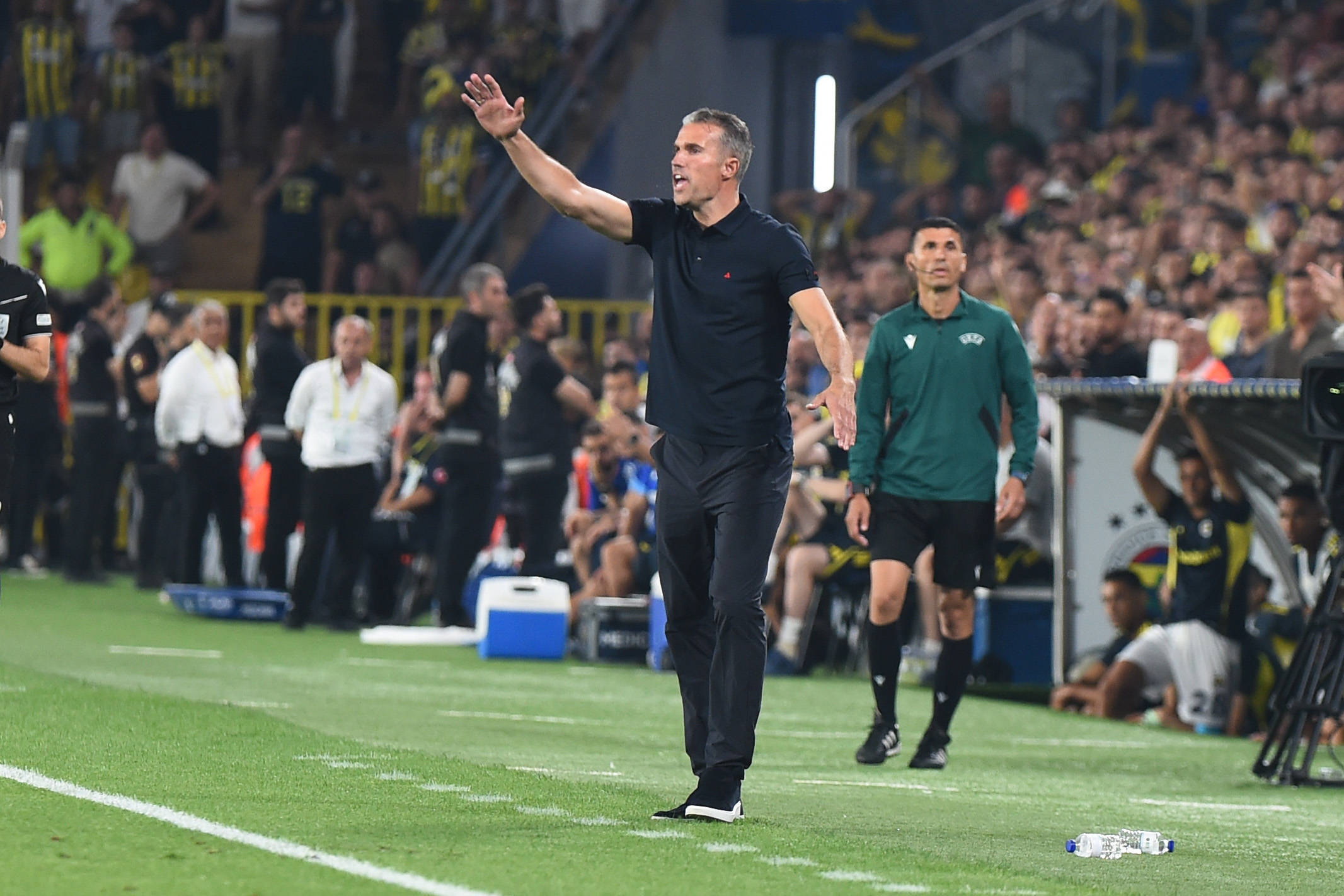 Robin van Persie coached langs de zijlijn
