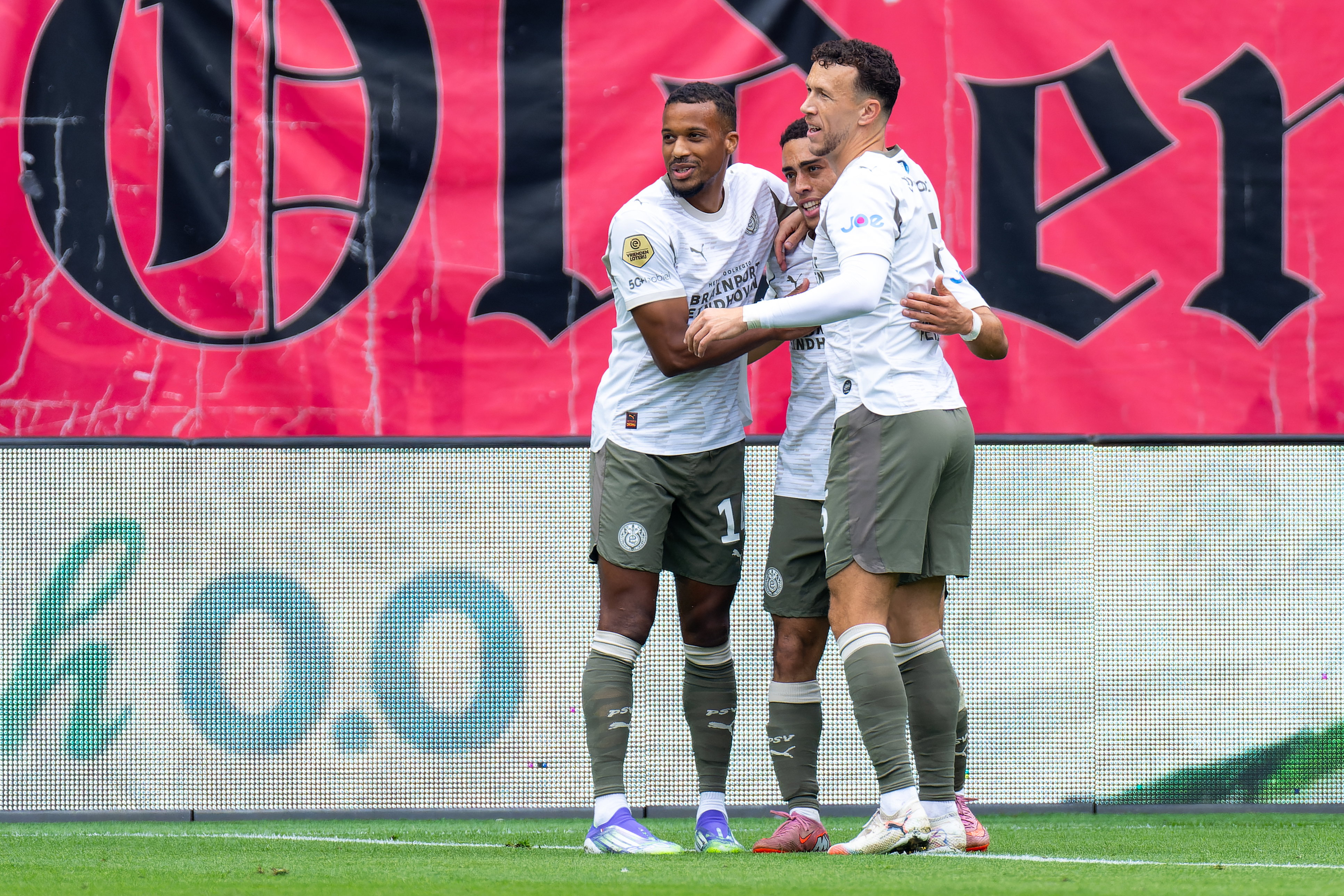 Alassane Pléa, Sergiño Dest en Ivan Perisic vieren een treffer tegen FC Twente