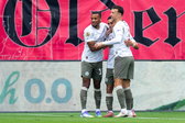 Alassane Pléa, Sergiño Dest en Ivan Perisic vieren een treffer tegen FC Twente