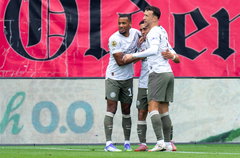 Alassane Pléa, Sergiño Dest en Ivan Perisic vieren een treffer tegen FC Twente