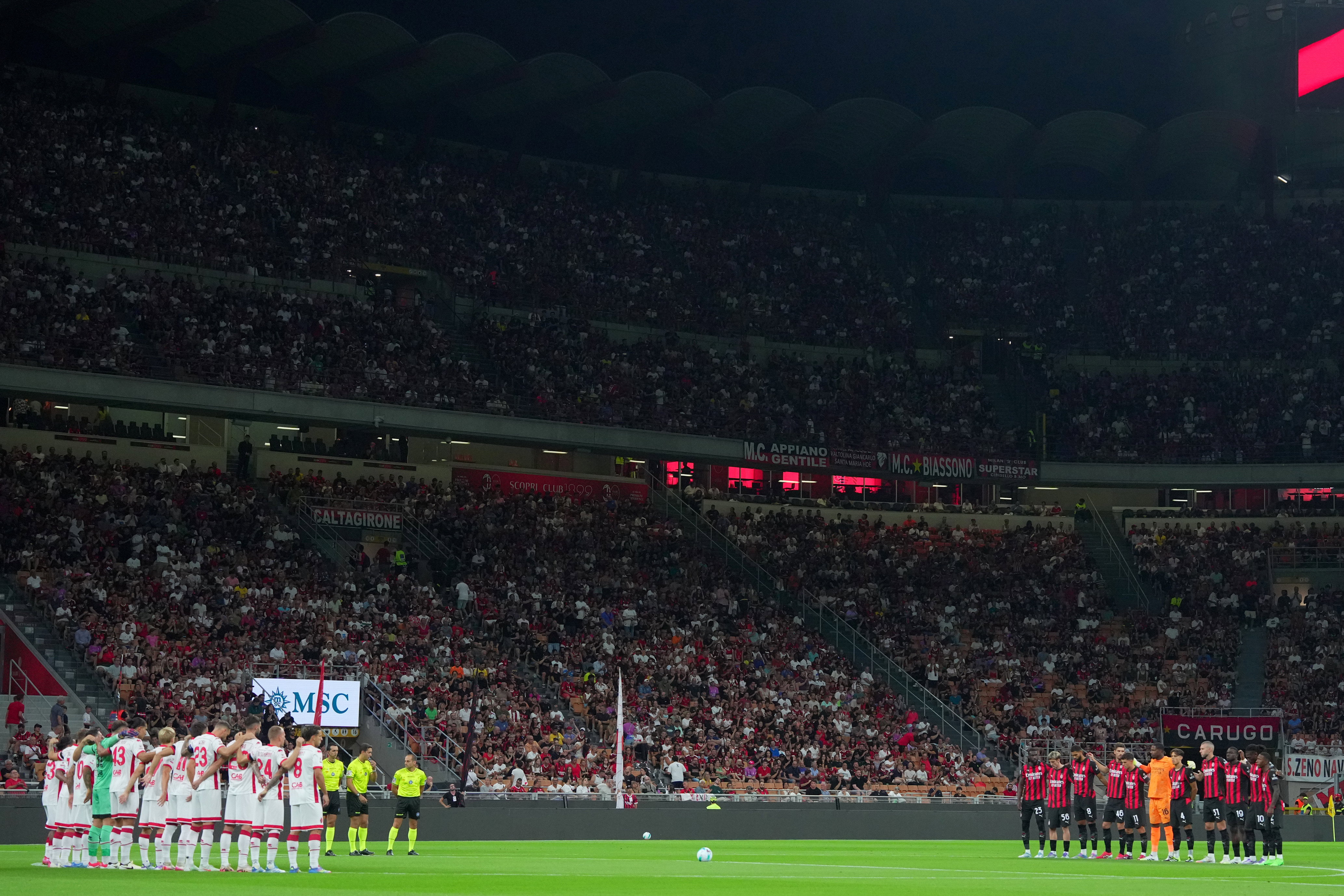 Een minuut stilte bij AC Milan - Bari