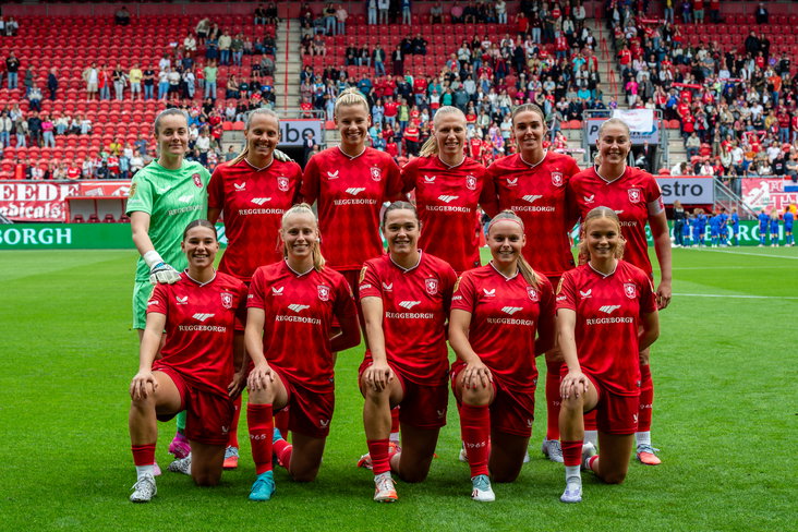 Het elftal van FC Twente voor de wedstrijd tegen PSV