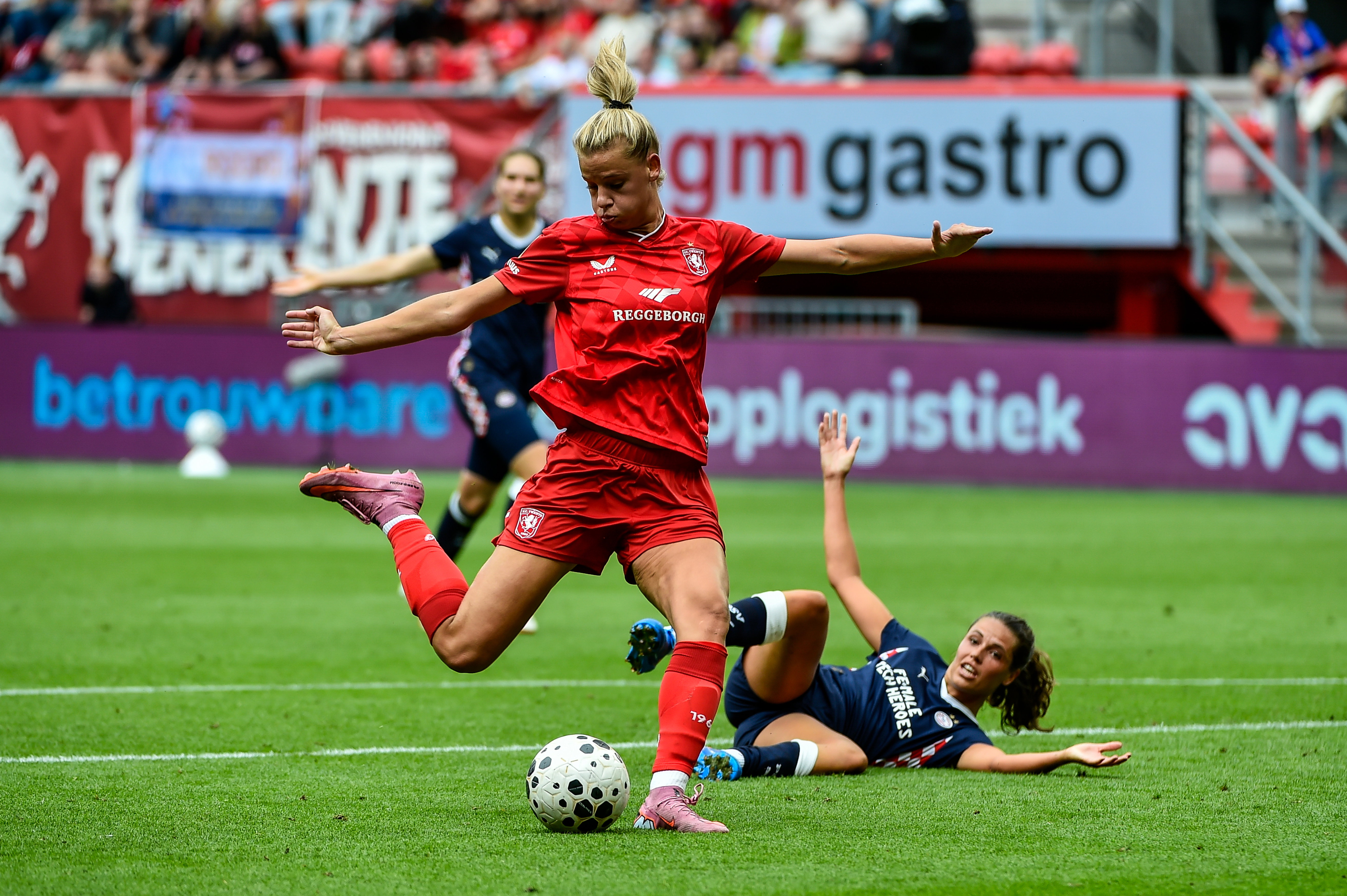 Eva Oude Elberink in actie namens FC Twente tegen PSV
