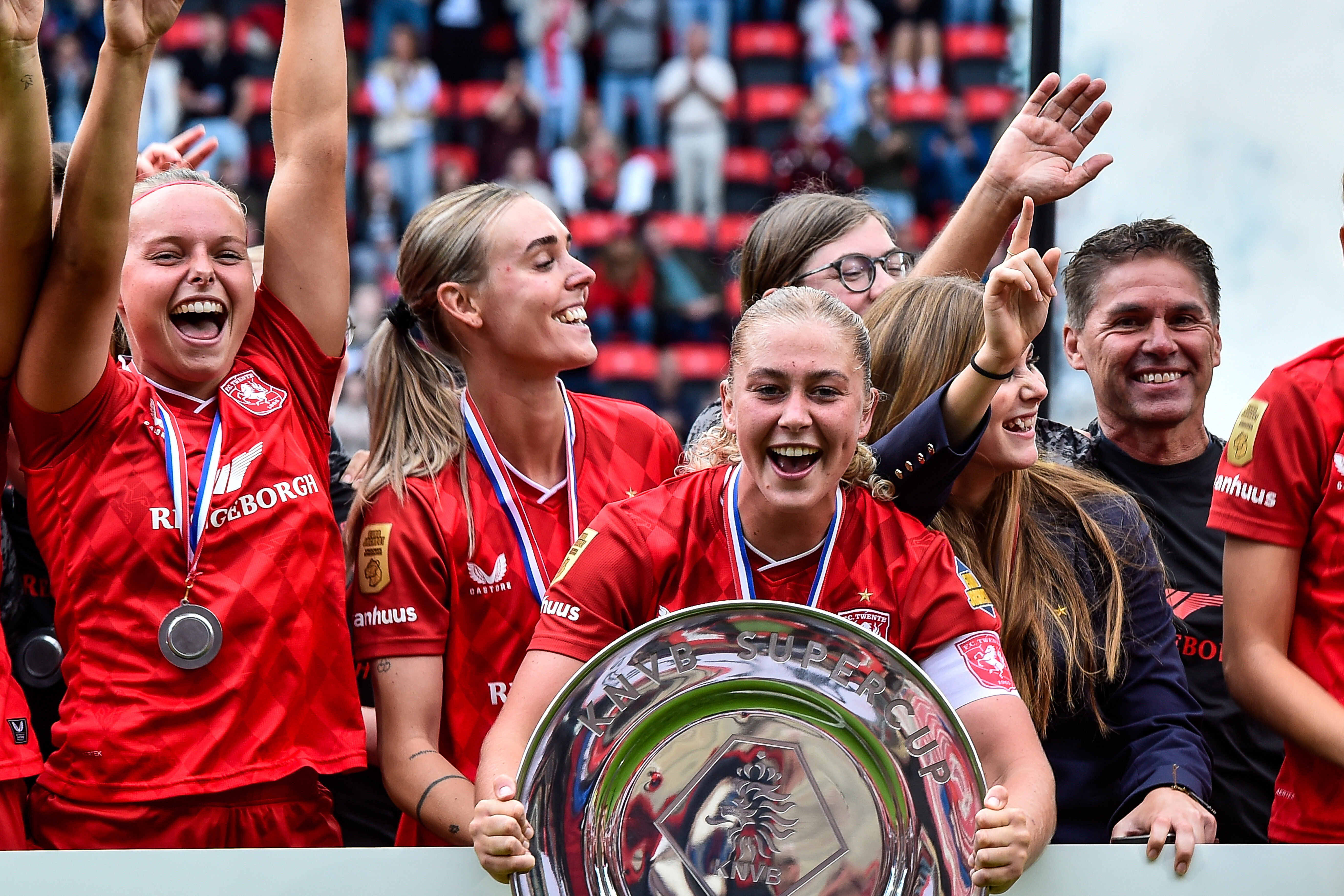 Jaimy Ravensbergen, Jill Roord en Danique van Ginkel na het winnen van de Super Cup met FC Twente