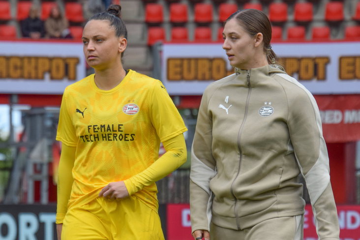 Nicky Evrard en Aniek Nouwen bij PSV