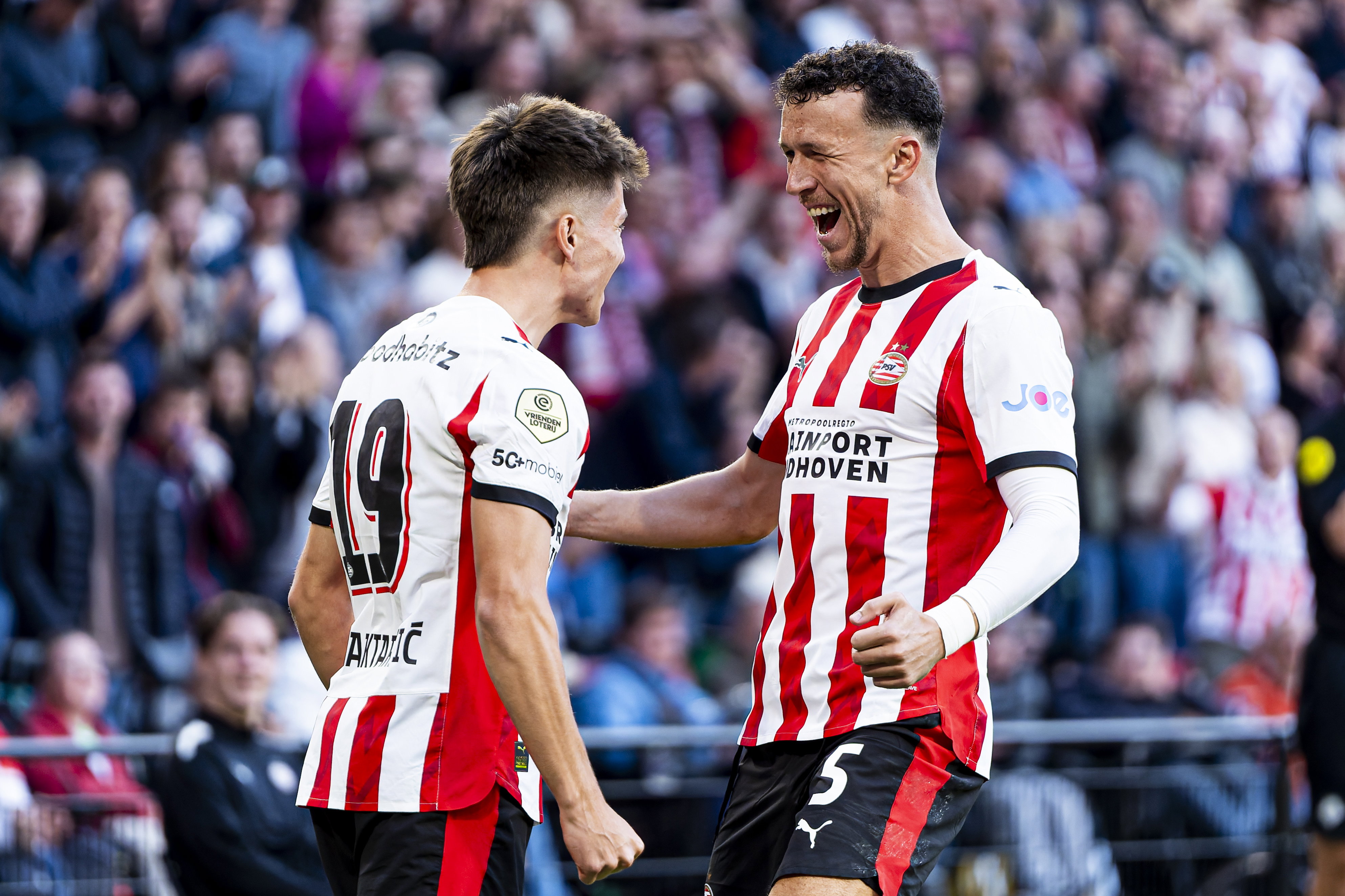 Esmir Bajraktarevic viert zijn goal met Ivan Perisic tegen FC Groningen