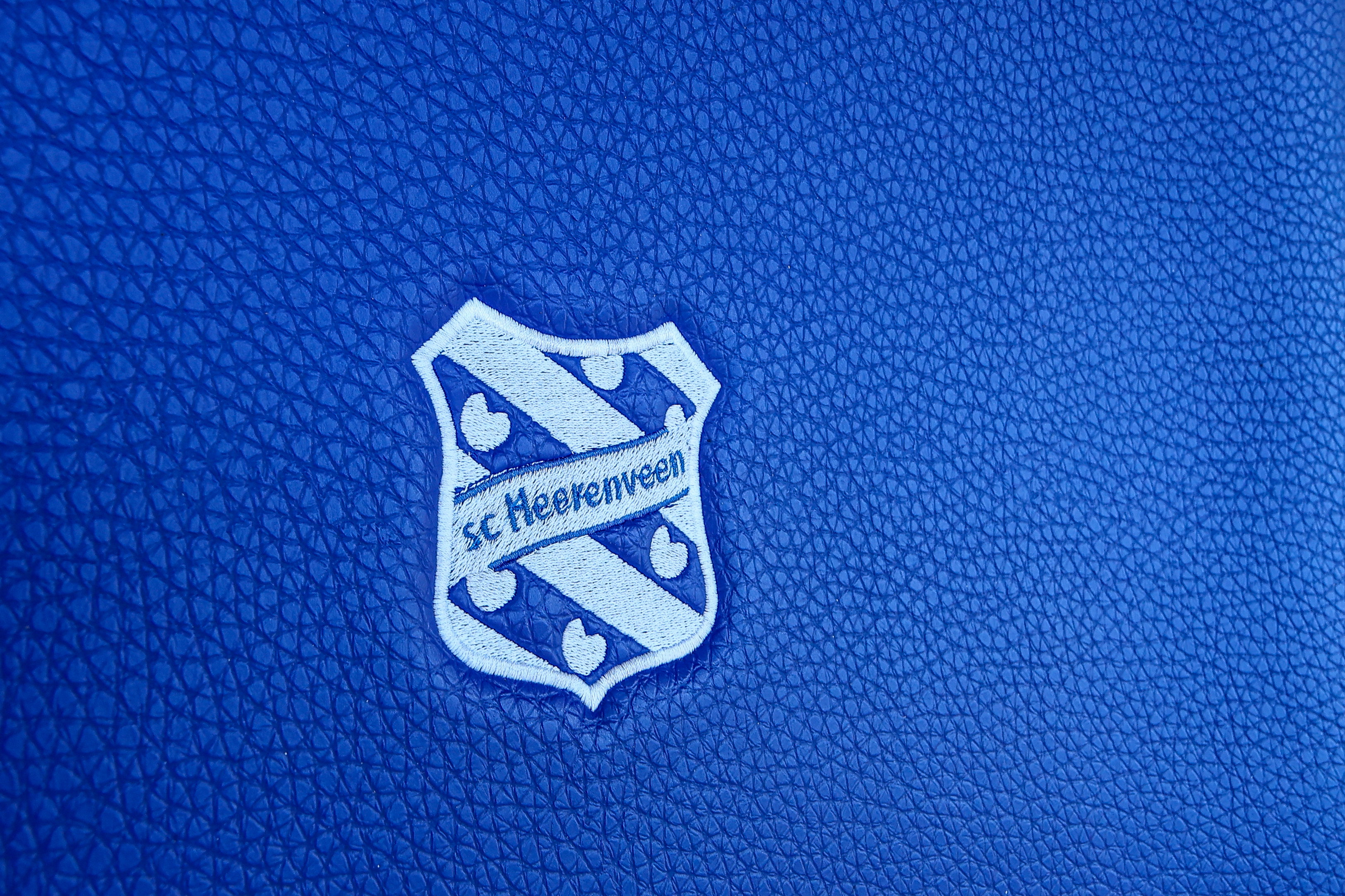 Het logo van SC Heerenveen op een stoel