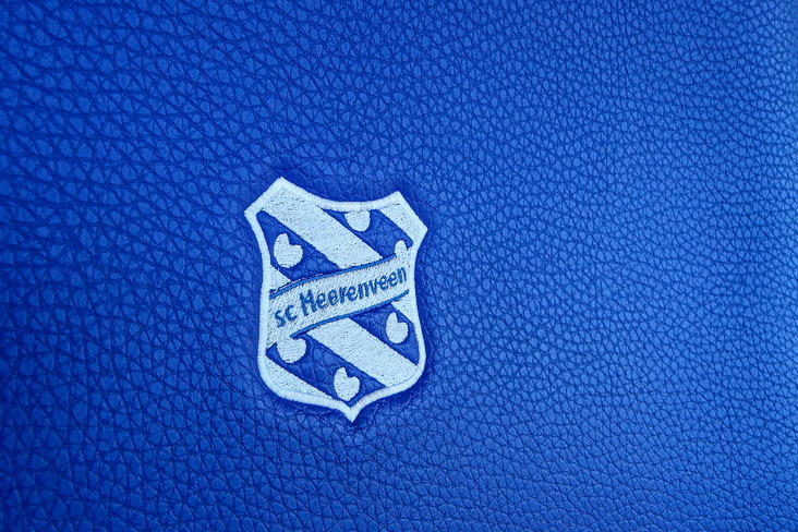 Het logo van SC Heerenveen op een stoel