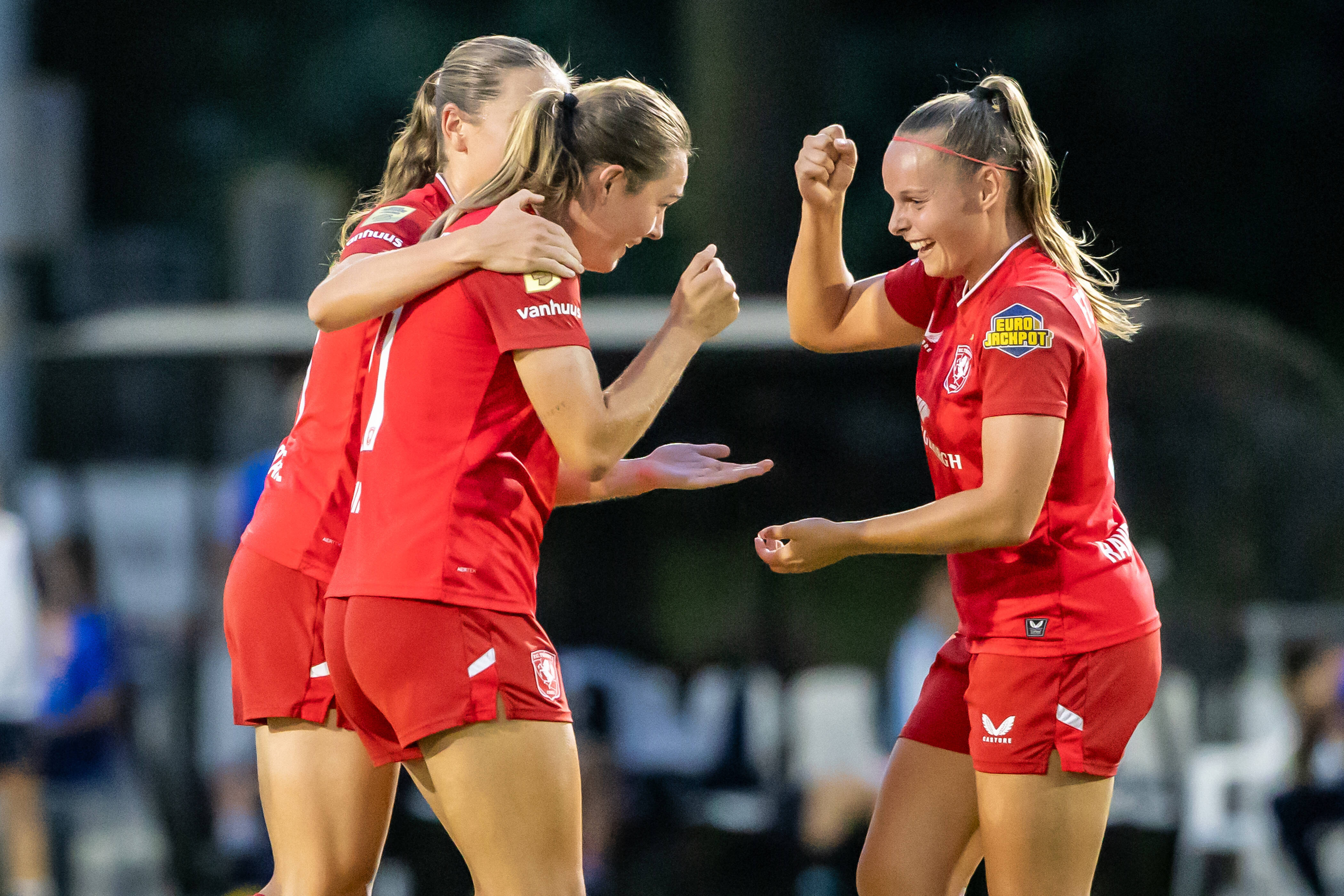 Alieke Tuin en Jaimy Ravensbergen vieren een doelpunt