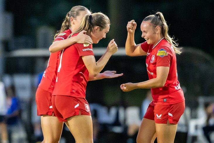 Alieke Tuin en Jaimy Ravensbergen vieren een doelpunt