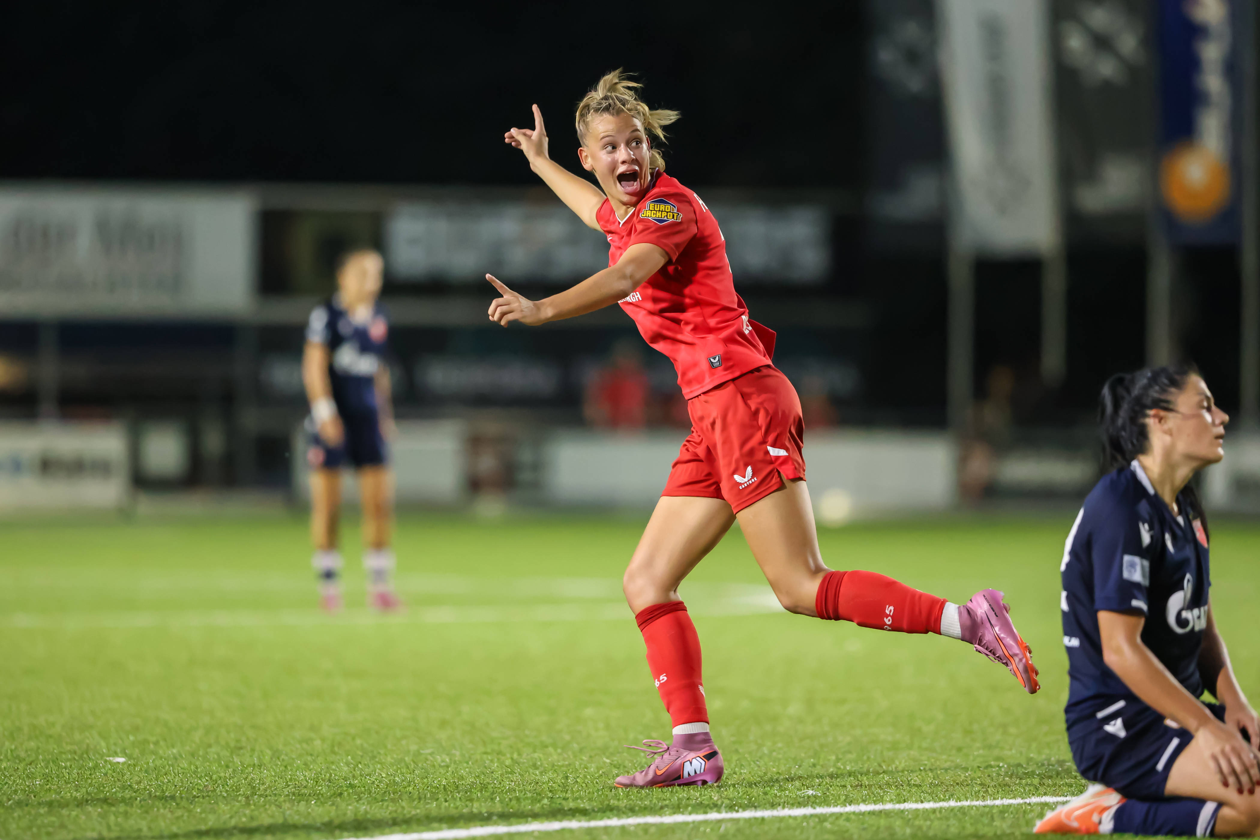 Eva Oude Elberink juicht na een goal voor FC Twente