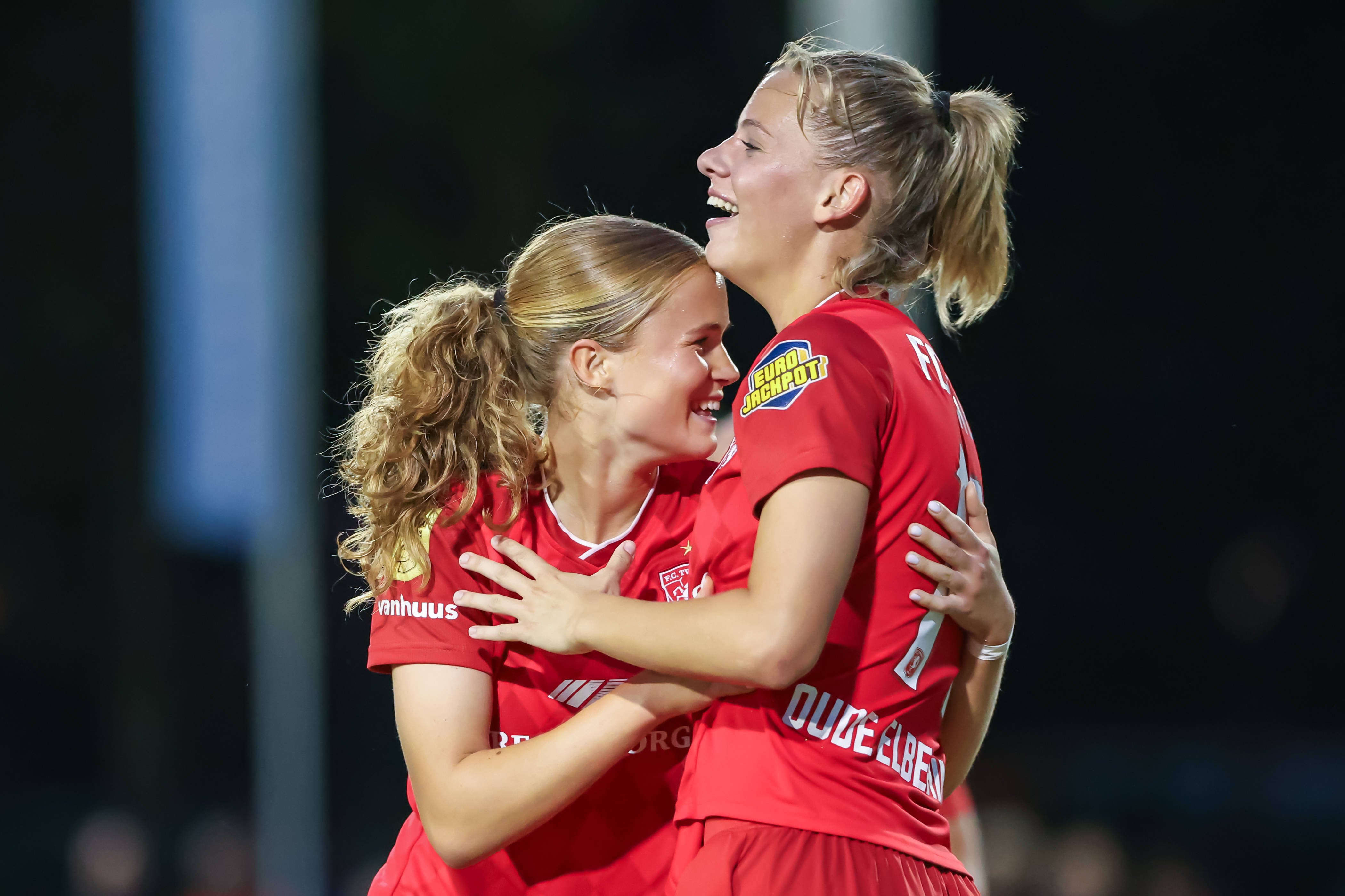 Sophie Proost en Eva Oude Elberink (FC Twente)