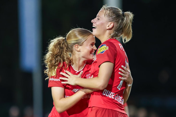 Sophie Proost en Eva Oude Elberink (FC Twente)