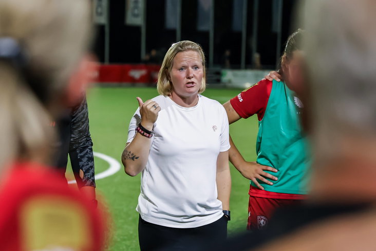 Corina Dekker spreekt de speelsters van FC Twente toe