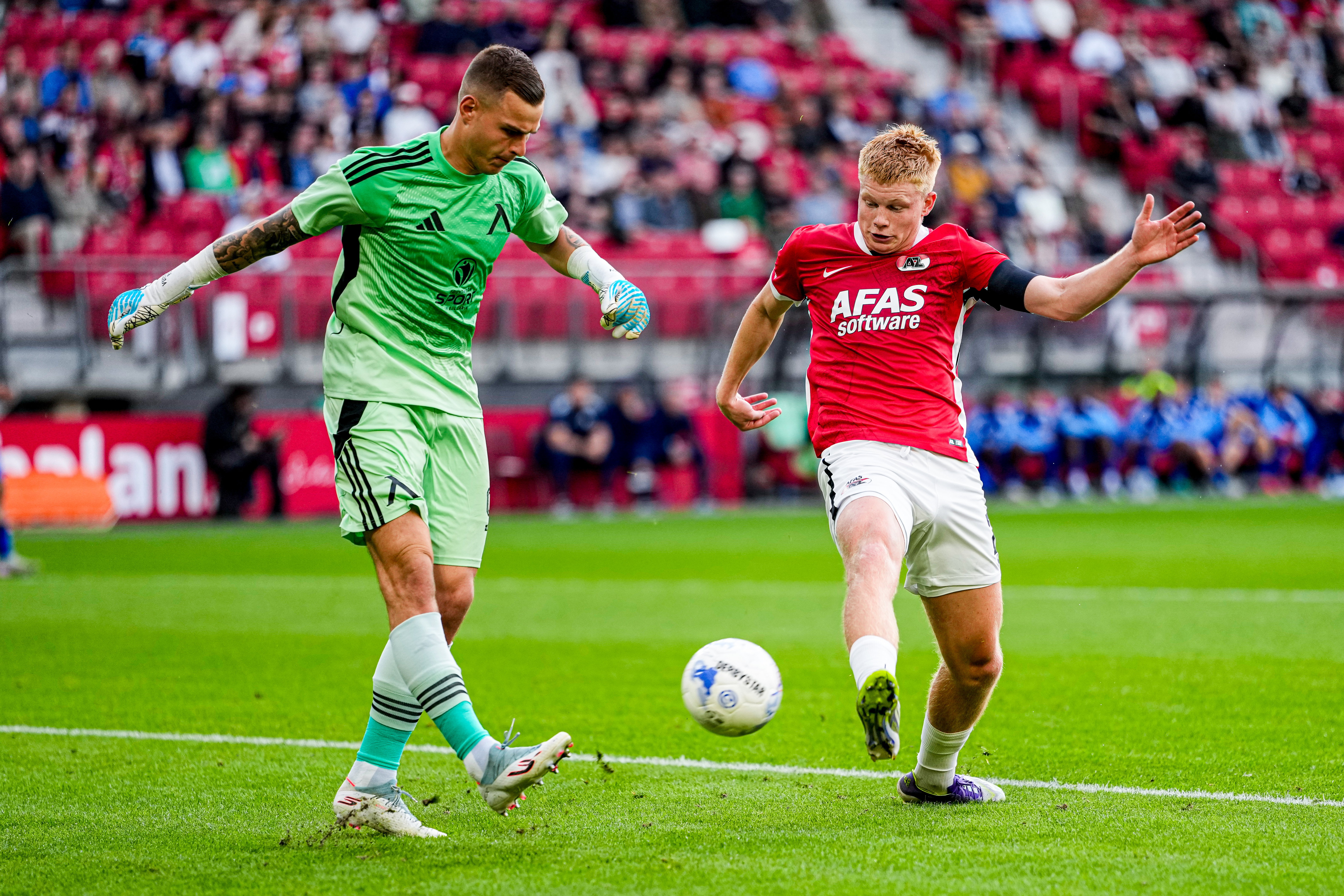 Svetoslav Vutsov haalt uit voordat Kees Smit bij de bal kan