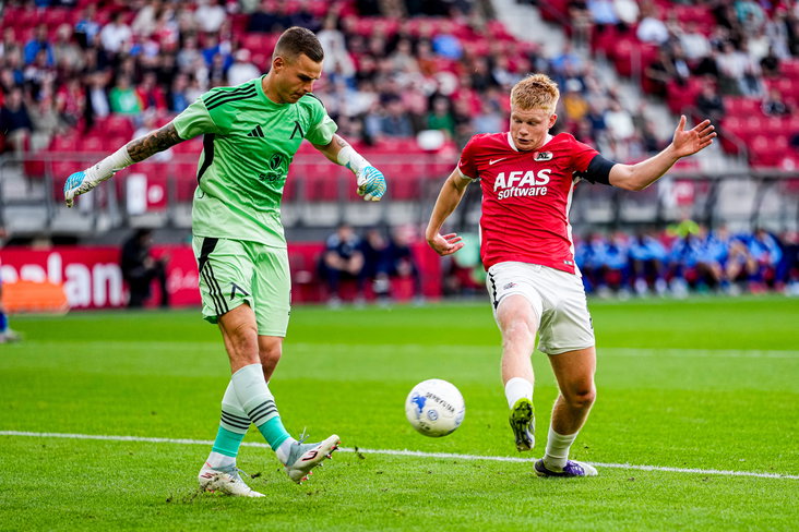Svetoslav Vutsov haalt uit voordat Kees Smit bij de bal kan