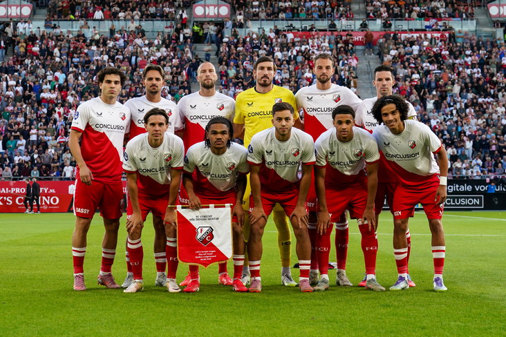 Het elftal van FC Utrecht voorafgaand aan de wedstrijd tegen HSK Zrinjski Mostar